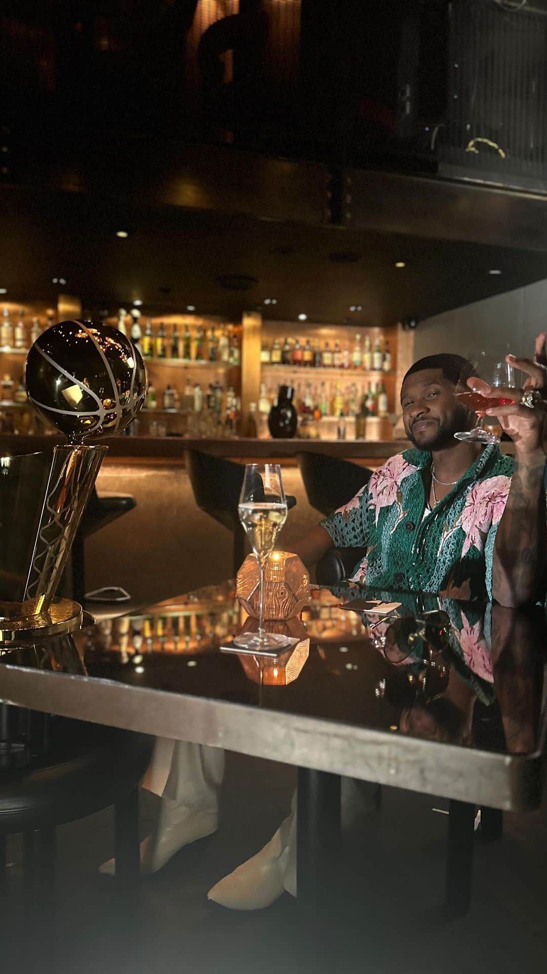 アッシャーのインスタグラム：「Two legends talking 2016 and hoops history 🤝  @nbafinalstrophy and Usher caught up to reminisce on some unforgettable NBA Finals moments!」