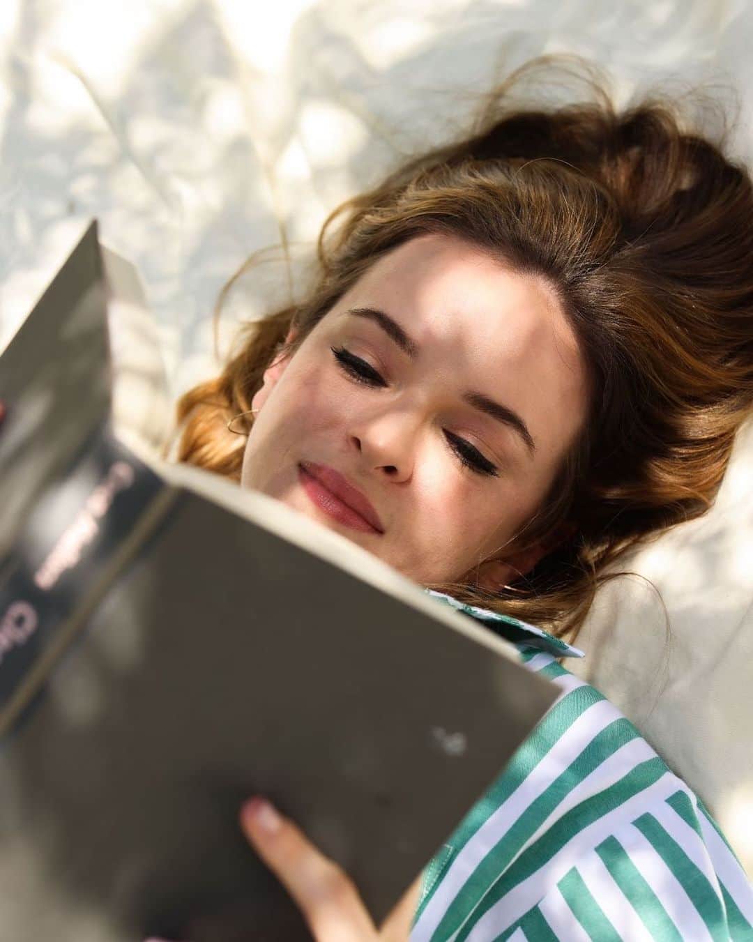 ダニエル・パナベイカーのインスタグラム：「Finding new characters to get lost in. What are you currently reading?」