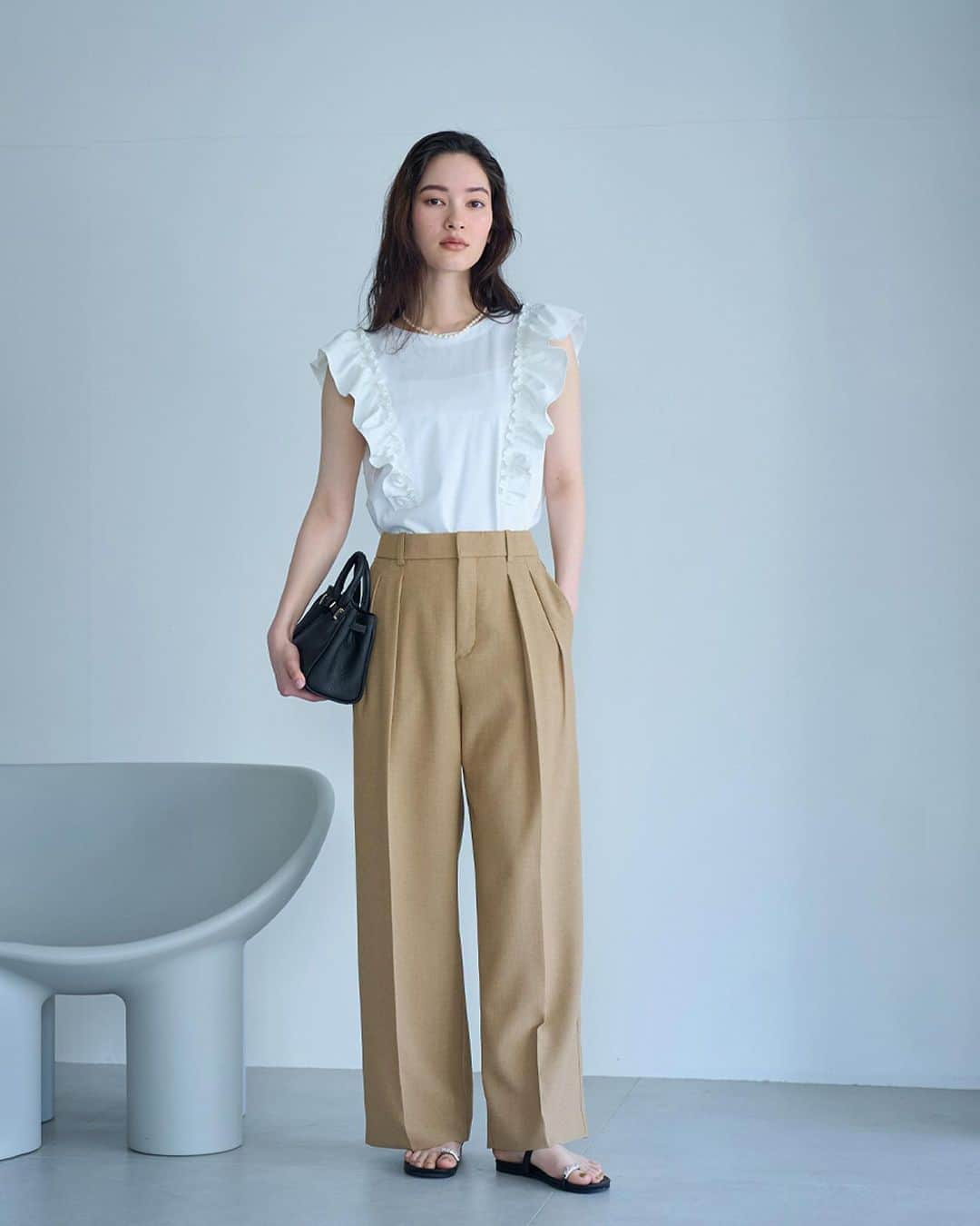 ロペのインスタグラム：「-URBAN RICH GARDEN 2023SS JUNE- ⁡ きちんと感と涼しさを両立した着こなしで、 夏のオフィスカジュアルを楽しんで。 小物をポイントに、 初夏の着こなしをぐんとおしゃれに。 ⁡ J'aDoRe JUN ONLINEでご購入いただけます。 ⁡ ⁡ ⁡ @rope_jp @jadorejunonline #URBANRICHGARDEN #LOOKBOOK #通勤コーデ #オフィスカジュアル #大人カジュアル #リラックスコーデ #夏コーデ #夏カラー #ロペ #ROPÉ #ropejp」