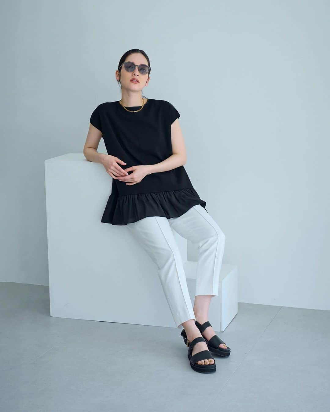 ロペのインスタグラム：「-URBAN RICH GARDEN 2023SS JUNE- ⁡ きちんと感と涼しさを両立した着こなしで、 夏のオフィスカジュアルを楽しんで。 小物をポイントに、 初夏の着こなしをぐんとおしゃれに。 ⁡ J'aDoRe JUN ONLINEでご購入いただけます。 ⁡ ⁡ ⁡ @rope_jp @jadorejunonline #URBANRICHGARDEN #LOOKBOOK #通勤コーデ #オフィスカジュアル #大人カジュアル #リラックスコーデ #夏コーデ #夏カラー #ロペ #ROPÉ #ropejp」