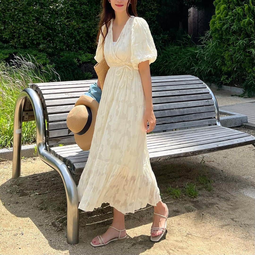 Nagiのインスタグラム：「シアー素材のワンピース  後ろがちらっと肌見え🫣❤️ 後ろから見ても可愛いワンピース  身長171cm Lsize着でこの丈感  onepiece. @classicalelf_official  　　　　　 (アイボリー) inner. #gu  #classicalelf#クラシカルエルフ#エルフコーデ #タイアップ #milybilet#ミウィビレット #uniqlo#zara#ユニクロ #ジーユー #ザラ #zozo #zozotown #zozo購入品 #zozotown購入品 #ワンピース #Vネック #ジャガード#プチプラ#プチプラコーデ」