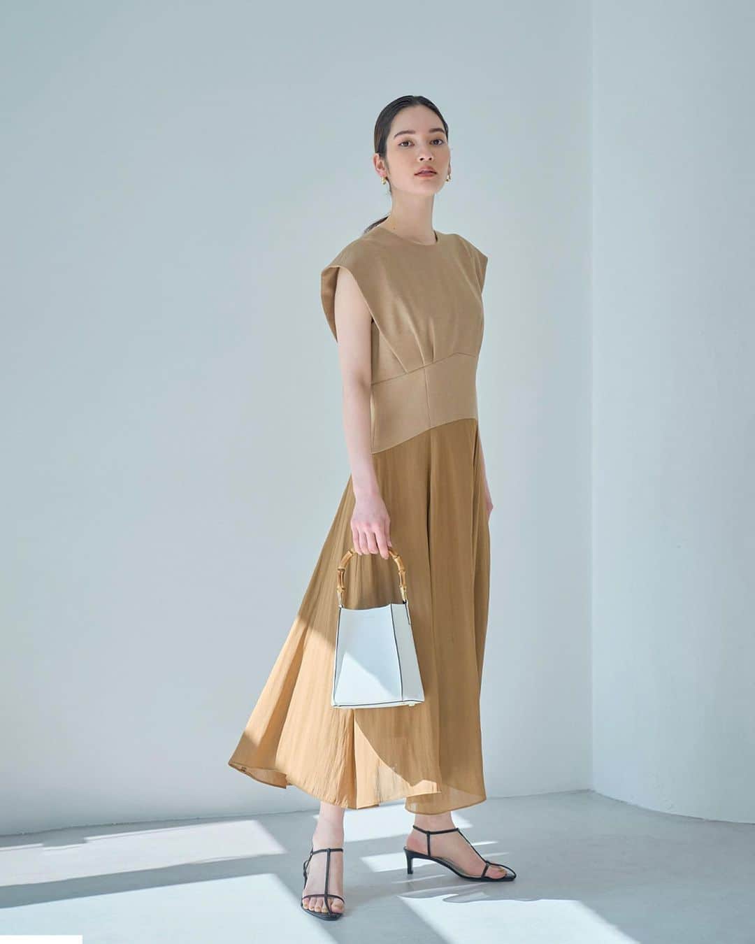 ロペのインスタグラム：「-URBAN RICH GARDEN 2023SS JUNE- ⁡ きちんと感と涼しさを両立した着こなしで、 夏のオフィスカジュアルを楽しんで。 小物をポイントに、 初夏の着こなしをぐんとおしゃれに。 ⁡ J'aDoRe JUN ONLINEでご購入いただけます。 ⁡ ⁡ ⁡ @rope_jp @jadorejunonline #URBANRICHGARDEN #LOOKBOOK #通勤コーデ #オフィスカジュアル #大人カジュアル #リラックスコーデ #夏コーデ #夏カラー #ロペ #ROPÉ #ropejp」