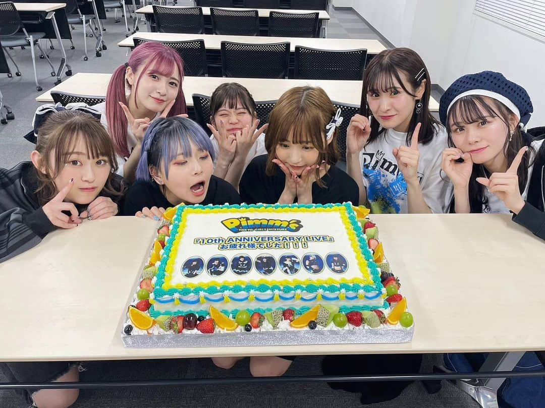 川崎優菜のインスタグラム：「. . . happy birthday  スタッフさんが巨大なケーキ用意してくれました すごい嬉しかった、、、 幸せ  有難うございます🥹  #手が逆やねん」