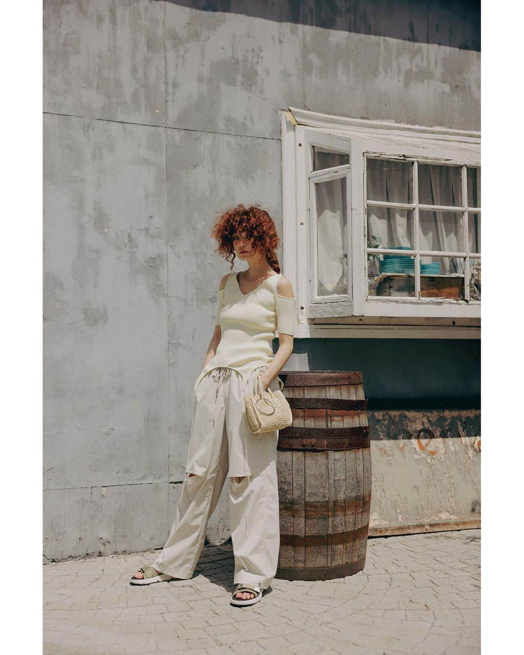 SHEL’TTERさんのインスタグラム写真 - (SHEL’TTERInstagram)「2023 SUMMER SHEL'TTER LOOK URBAN VALUES+ -Smart allure- ━━━━━━━━━━━━━━━  ■2WAY OFF SHOULDER KNIT TOP (rienda) ※6/中旬発売予定 ■NYLON LOOSE CARGO PT (SLY) ■BIG RING PAPER MINI TOTE (SHEL'TTER SELECT) ¥6,380(tax in) ※6/中旬発売予定 ■NB SDL750 (SHEL'TTER SELECT) ¥9,900(tax in)   ━━━━━━━━━━━━━━━ SHEL'TTER店舗ではSUMMERがスタート！  ※店舗によりアイテム入荷・在庫が異なります。お近くのSHEL'TTERまでお問い合わせ下さい。 ━━━━━━━━━━━━━ #SHELTTER #TheSHELTTERTOKYO #SHELTTERSELECT #SLY #rienda」5月26日 19時38分 - sheltter_official