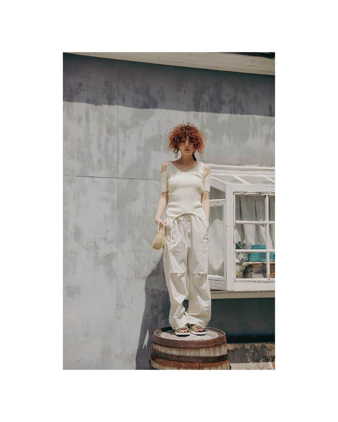 SHEL’TTERさんのインスタグラム写真 - (SHEL’TTERInstagram)「2023 SUMMER SHEL'TTER LOOK URBAN VALUES+ -Smart allure- ━━━━━━━━━━━━━━━  ■2WAY OFF SHOULDER KNIT TOP (rienda) ※6/中旬発売予定 ■NYLON LOOSE CARGO PT (SLY) ■BIG RING PAPER MINI TOTE (SHEL'TTER SELECT) ¥6,380(tax in) ※6/中旬発売予定 ■NB SDL750 (SHEL'TTER SELECT) ¥9,900(tax in)   ━━━━━━━━━━━━━━━ SHEL'TTER店舗ではSUMMERがスタート！  ※店舗によりアイテム入荷・在庫が異なります。お近くのSHEL'TTERまでお問い合わせ下さい。 ━━━━━━━━━━━━━ #SHELTTER #TheSHELTTERTOKYO #SHELTTERSELECT #SLY #rienda」5月26日 19時38分 - sheltter_official