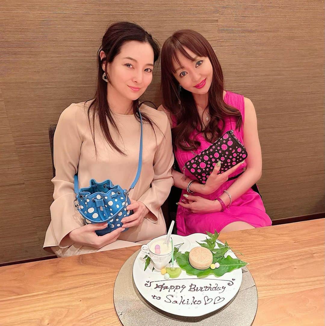 神田うのさんのインスタグラム写真 - (神田うのInstagram)「大切な友人のお一人、早輝ちゃん💕のお誕生日のお祝い🎂 大好きな草間弥生先生💕シリーズを贈り合えて🎁嬉しいです☺️ 2人でゆっくりお話出来て楽しいお時間でした🩷 @1sakiko1   #バースデーディナー#birthdaydinner#お誕生日おめでとう#お誕生日#おめでとう#山田早輝子 ちゃん#sakikoyamada#神田うの#unokanda」5月26日 19時44分 - unokandaofficial