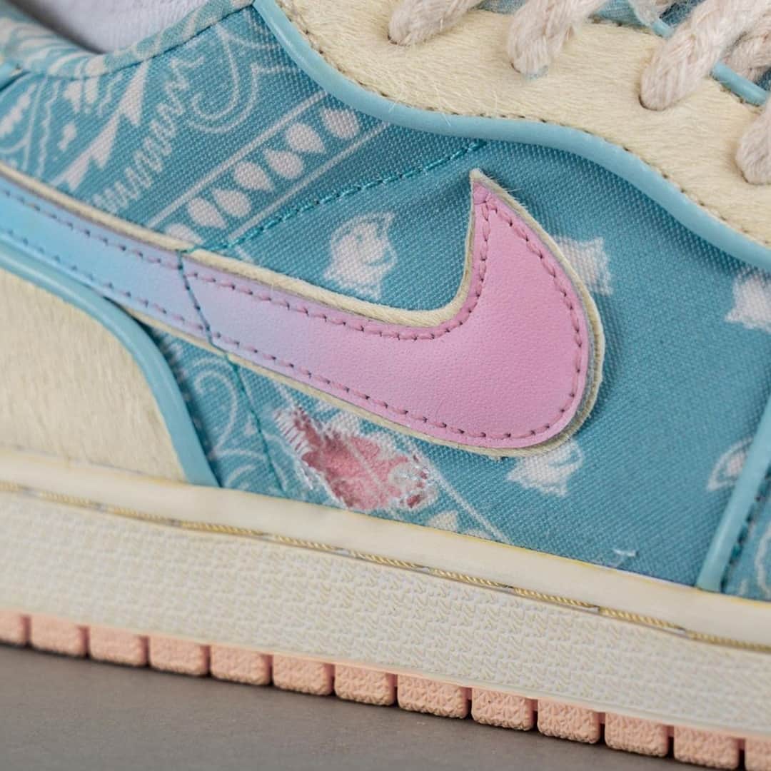 HYPEBEASTさんのインスタグラム写真 - (HYPEBEASTInstagram)「@hypebeastkicks: @yankeekicks & @johnnyskicks_ have just presented their latest custom take on the Air Jordan 1 Low. Titled "Miami Beach 2.0," the pair features tearaway uppers in paisley print, revealing color-blocked panels in blue and pink hues. Additional details include co-branding on the tongue tags as well as on the rear heel tabs. Tying together the vibrant design are rope laces, which match the sail-colored toeboxes.⁠ ⁠ Head over to their pages to find out more on how to cop.⁠ Photo: YankeeKicks/Johnnyskicks」5月26日 19時45分 - hypebeast
