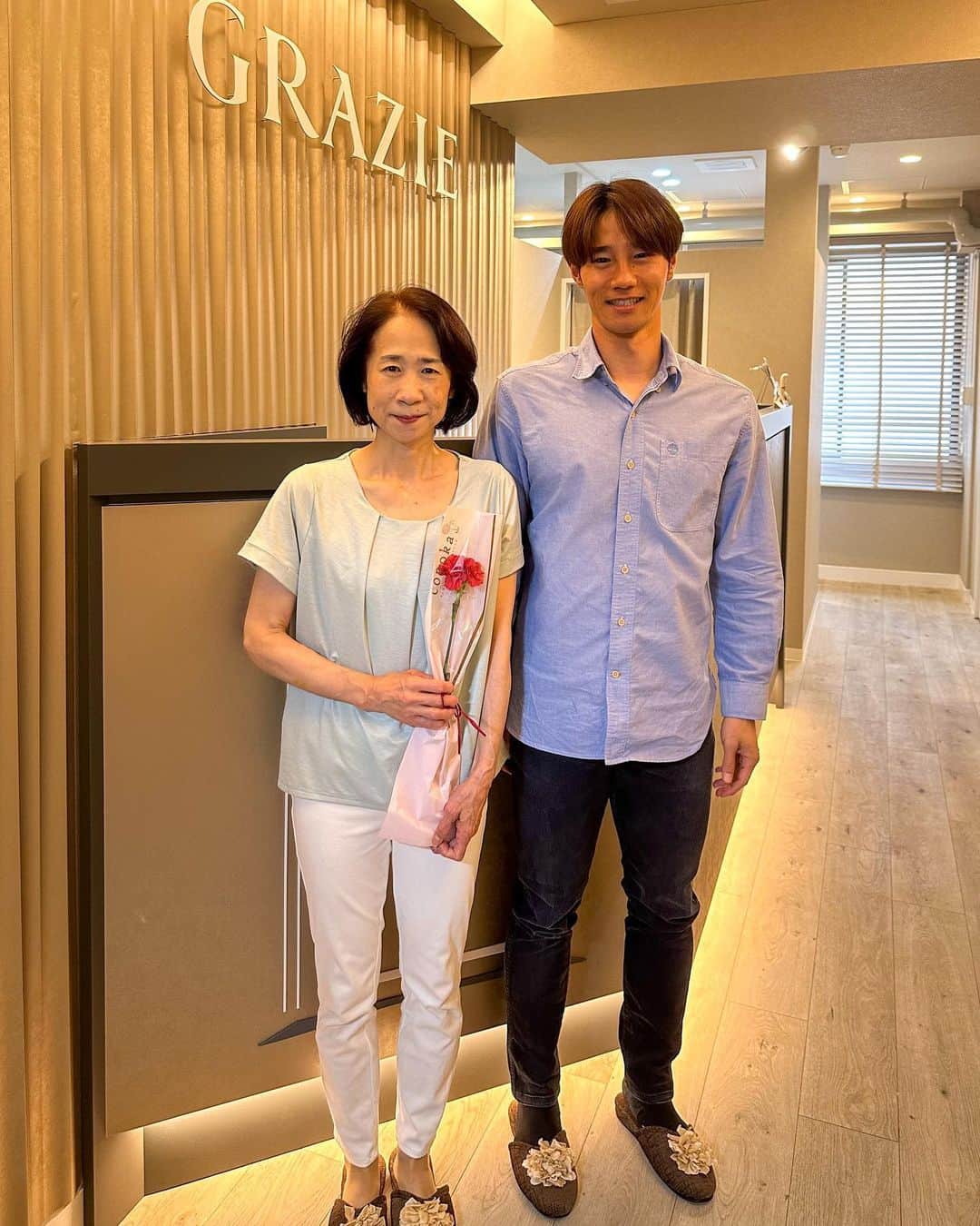 のインスタグラム：「母の日  @grazie.co.ltd さんの母の日 キャンペーンで母親に エステ券をプレゼント  マザコンぽいけどこういう事を するのは初めての親不孝者  いつも心配させてごめん 人としてもっと成長します  #母の日 #いつも有難う」