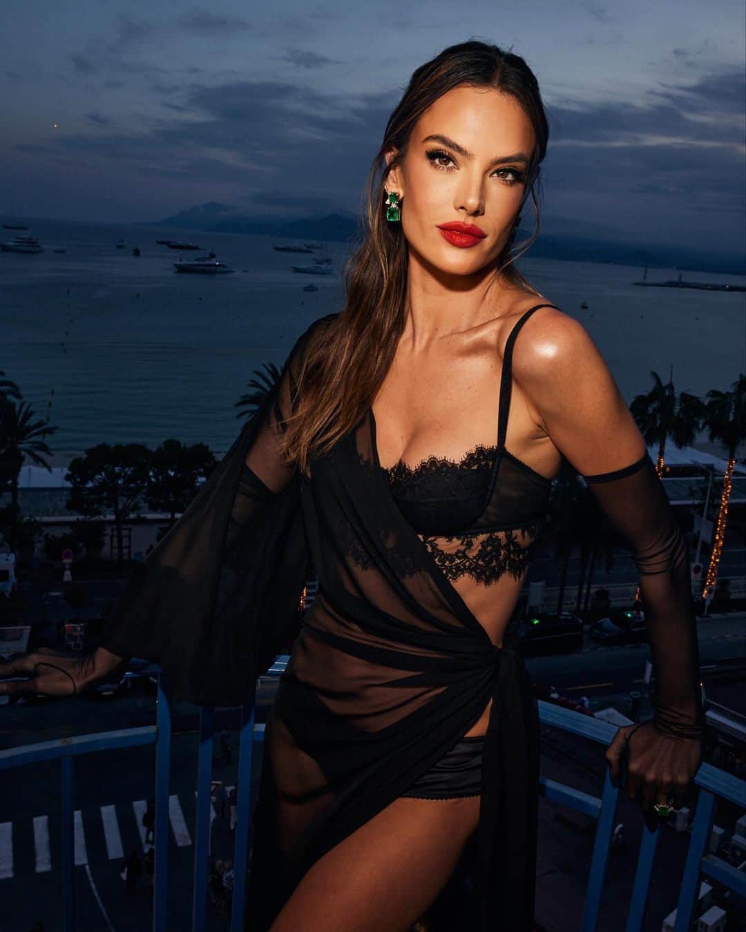 Carolina Gonzalezのインスタグラム：「🇫🇷A L É🌹Exquise @alessandraambrosio une nuit à cannes #Cannes  Photographer @gabrieledimartino  @milanwrld  Stylist @amarsana_style  Hair @dimitrishair  Assisted by @paganihair  #makeupbyme @cgonzalezbeauty  #CGonzalezBeauty  Using @armanibeauty  #ArmaniBeauty」