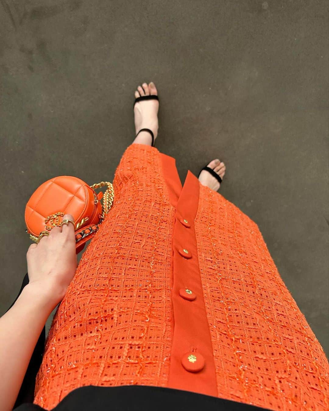 冨張愛さんのインスタグラム写真 - (冨張愛Instagram)「Black & Orange 🧡🖤 オレンジツイードはなかなか出会えないと思います🍊 太陽や光に当たるとキラキラ輝く美しい生地を 贅沢に使っていただきました... きれいめだけど少々モードで他にはあまりない そんなお洋服がたまらなく好きです。  @pinkyanddianne_official  collaboration 2023 summer. 6/4(日)まで先行予約受付中。 ご予約頂いたお客様には 上質なツイード生地を使用した巾着バッグをプレゼント🎁 (先着30名様) 詳しくは公式オンラインショップをご覧くださいませ✍️  #instagood #coordinate #ootd #outfit #fashion #instafashion #meg_ootd #pinkyanddianne #코디네이트 #패션 #카메라 #コーディネート #コーデ #ファッション #今日のコーデ #今日の服 #157cmコーデ #サマーツイード #ツイードスカート #ツイード #ツイードコーデ」5月26日 19時53分 - megumitomihari