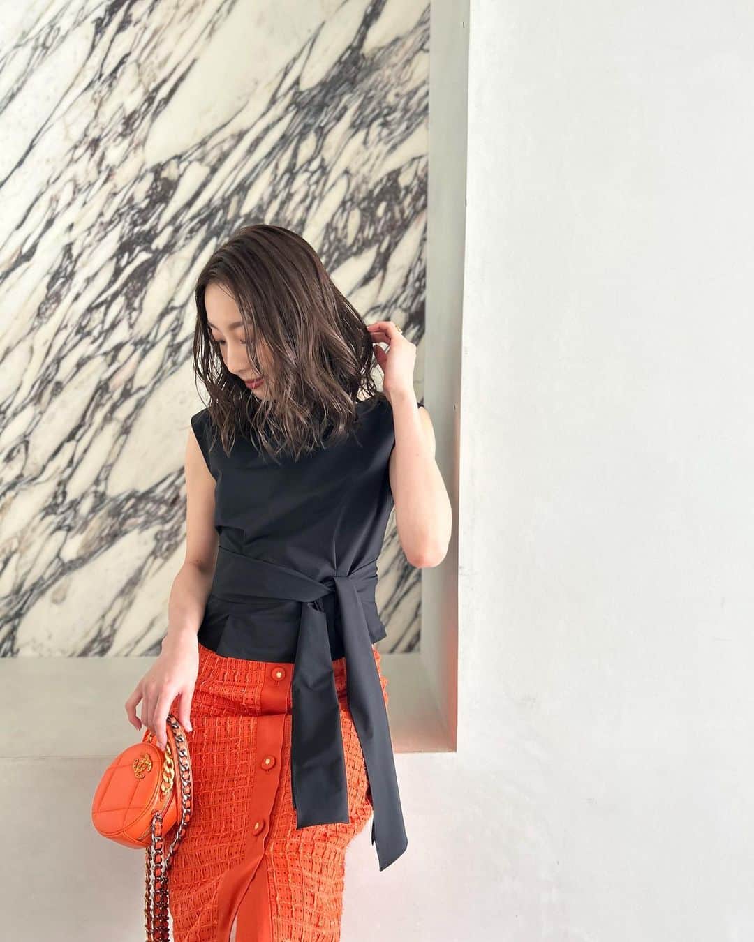 冨張愛のインスタグラム：「Black & Orange 🧡🖤 オレンジツイードはなかなか出会えないと思います🍊 太陽や光に当たるとキラキラ輝く美しい生地を 贅沢に使っていただきました... きれいめだけど少々モードで他にはあまりない そんなお洋服がたまらなく好きです。  @pinkyanddianne_official  collaboration 2023 summer. 6/4(日)まで先行予約受付中。 ご予約頂いたお客様には 上質なツイード生地を使用した巾着バッグをプレゼント🎁 (先着30名様) 詳しくは公式オンラインショップをご覧くださいませ✍️  #instagood #coordinate #ootd #outfit #fashion #instafashion #meg_ootd #pinkyanddianne #코디네이트 #패션 #카메라 #コーディネート #コーデ #ファッション #今日のコーデ #今日の服 #157cmコーデ #サマーツイード #ツイードスカート #ツイード #ツイードコーデ」