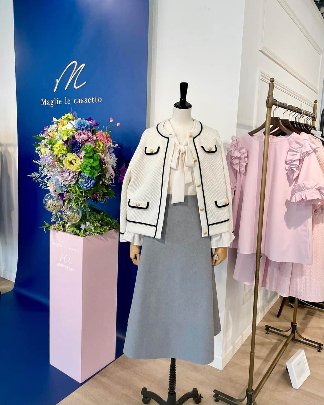 こままりえさんのインスタグラム写真 - (こままりえInstagram)「スーペリアクローゼット/イネドさんの 素敵な展示会へ👗💕 Feel elegant. Be superior.の コンセプトを感じられる展示会で やっぱり秋冬のお洋服って可愛いなって 改めて思いました🤍  SUPERIOR CLOSET @superiorcloset_ined_official は 素材にこだわった秋冬物アイテムが印象的✨  10周面を迎えたMaglie le cassette @m_maglie_le_cassetto_official は 特に大人フェミニンでかわいくて 全身お買取したいほど🥰 10周年おめでとうございます🎉💫  見た目から華やかなアイテムがあったり ベーシックなアイテムにも ほどよい抜け感が楽しめたりと 秋冬もおしゃれにお上品にたのしめる アイテムばかりでした〜🤍 ⁡ #superiorcloset #スーペリアクローゼット #2023aw #展示会 #フランドル #スーペリアクローゼット #イネド #マーリエルカセット #Maglielecassette #YVON #Luftrobe #秋冬展示会 #fashion #coordinate #ootd #outfit #code #mamacode #152cm #まりえコーデ #コーディネート #コーデ #ママコーデ #ママファッション #大人可愛い #30代ママ #二児ママ #ママライフ」5月26日 19時54分 - komamarie