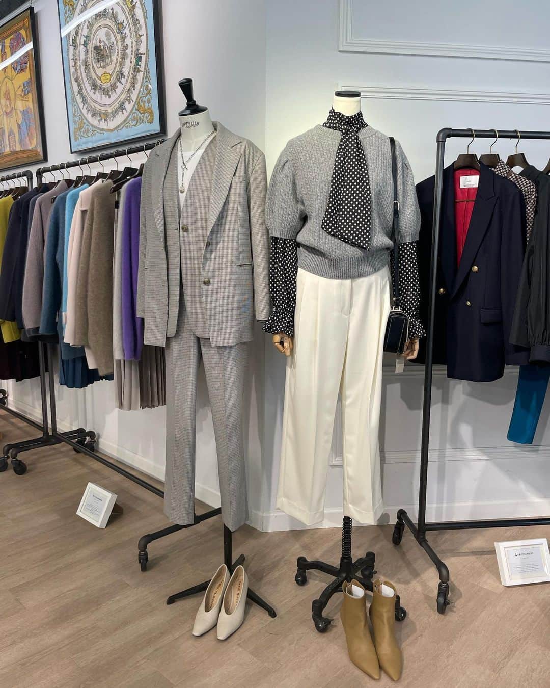 こままりえさんのインスタグラム写真 - (こままりえInstagram)「スーペリアクローゼット/イネドさんの 素敵な展示会へ👗💕 Feel elegant. Be superior.の コンセプトを感じられる展示会で やっぱり秋冬のお洋服って可愛いなって 改めて思いました🤍  SUPERIOR CLOSET @superiorcloset_ined_official は 素材にこだわった秋冬物アイテムが印象的✨  10周面を迎えたMaglie le cassette @m_maglie_le_cassetto_official は 特に大人フェミニンでかわいくて 全身お買取したいほど🥰 10周年おめでとうございます🎉💫  見た目から華やかなアイテムがあったり ベーシックなアイテムにも ほどよい抜け感が楽しめたりと 秋冬もおしゃれにお上品にたのしめる アイテムばかりでした〜🤍 ⁡ #superiorcloset #スーペリアクローゼット #2023aw #展示会 #フランドル #スーペリアクローゼット #イネド #マーリエルカセット #Maglielecassette #YVON #Luftrobe #秋冬展示会 #fashion #coordinate #ootd #outfit #code #mamacode #152cm #まりえコーデ #コーディネート #コーデ #ママコーデ #ママファッション #大人可愛い #30代ママ #二児ママ #ママライフ」5月26日 19時54分 - komamarie