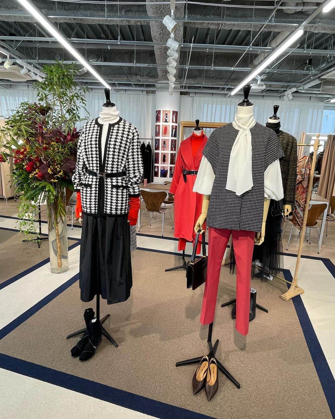 こままりえさんのインスタグラム写真 - (こままりえInstagram)「スーペリアクローゼット/イネドさんの 素敵な展示会へ👗💕 Feel elegant. Be superior.の コンセプトを感じられる展示会で やっぱり秋冬のお洋服って可愛いなって 改めて思いました🤍  SUPERIOR CLOSET @superiorcloset_ined_official は 素材にこだわった秋冬物アイテムが印象的✨  10周面を迎えたMaglie le cassette @m_maglie_le_cassetto_official は 特に大人フェミニンでかわいくて 全身お買取したいほど🥰 10周年おめでとうございます🎉💫  見た目から華やかなアイテムがあったり ベーシックなアイテムにも ほどよい抜け感が楽しめたりと 秋冬もおしゃれにお上品にたのしめる アイテムばかりでした〜🤍 ⁡ #superiorcloset #スーペリアクローゼット #2023aw #展示会 #フランドル #スーペリアクローゼット #イネド #マーリエルカセット #Maglielecassette #YVON #Luftrobe #秋冬展示会 #fashion #coordinate #ootd #outfit #code #mamacode #152cm #まりえコーデ #コーディネート #コーデ #ママコーデ #ママファッション #大人可愛い #30代ママ #二児ママ #ママライフ」5月26日 19時54分 - komamarie
