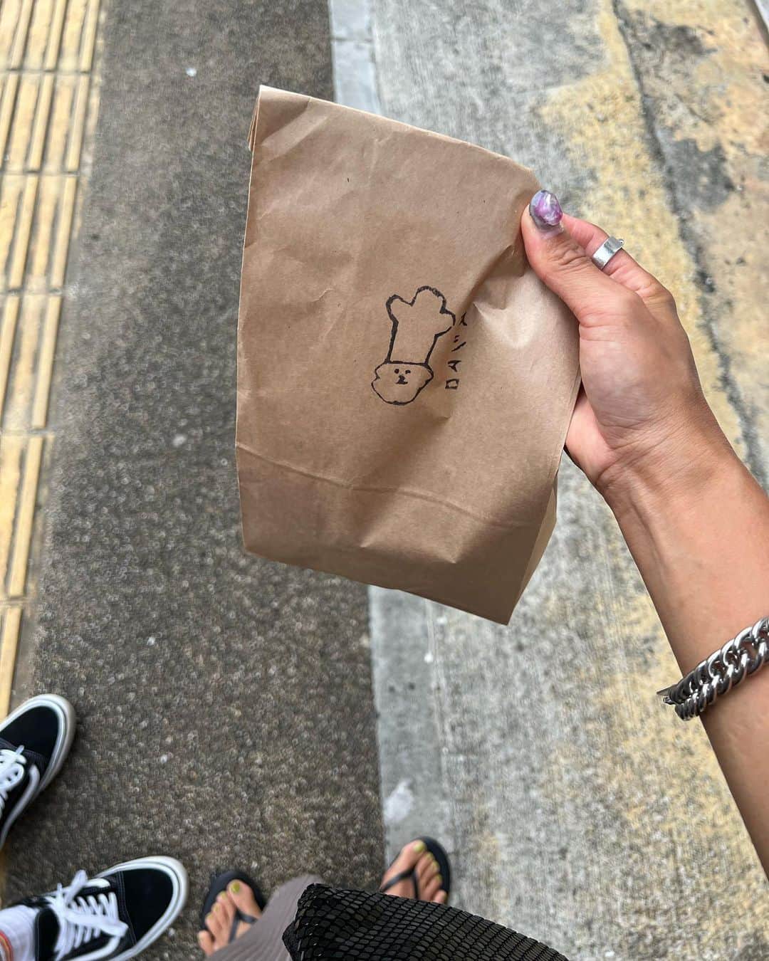 annaさんのインスタグラム写真 - (annaInstagram)「.  @sushemaro のマラサダめっちゃ美味しかった〜🤤🍩 2個じゃ物足りなかった🙄  最終日は曇っててこの格好だと少し肌寒かったけど お気に入りコーデ🫶🫶 このタクンほんっと万能すぎて まじで何にでも合うのよ😳✨ 夏は迷ったらこれ着て？😎 今日再販です❤️‍🔥❤️‍🔥 @__segur.__   tops/skirt ⋆ @__segur.__  bag ⋆ @sly_official  shoes ⋆ @tkees   #夏コーデ#タンクトップ#ロングスカート#スカートコーデ#宮古島コーデ#大人カジュアル#オトナカジュアル#カジュアル#カジュアルコーデ#158cmコーデ#骨格ナチュラル#きょこ」5月26日 19時55分 - 12anna23