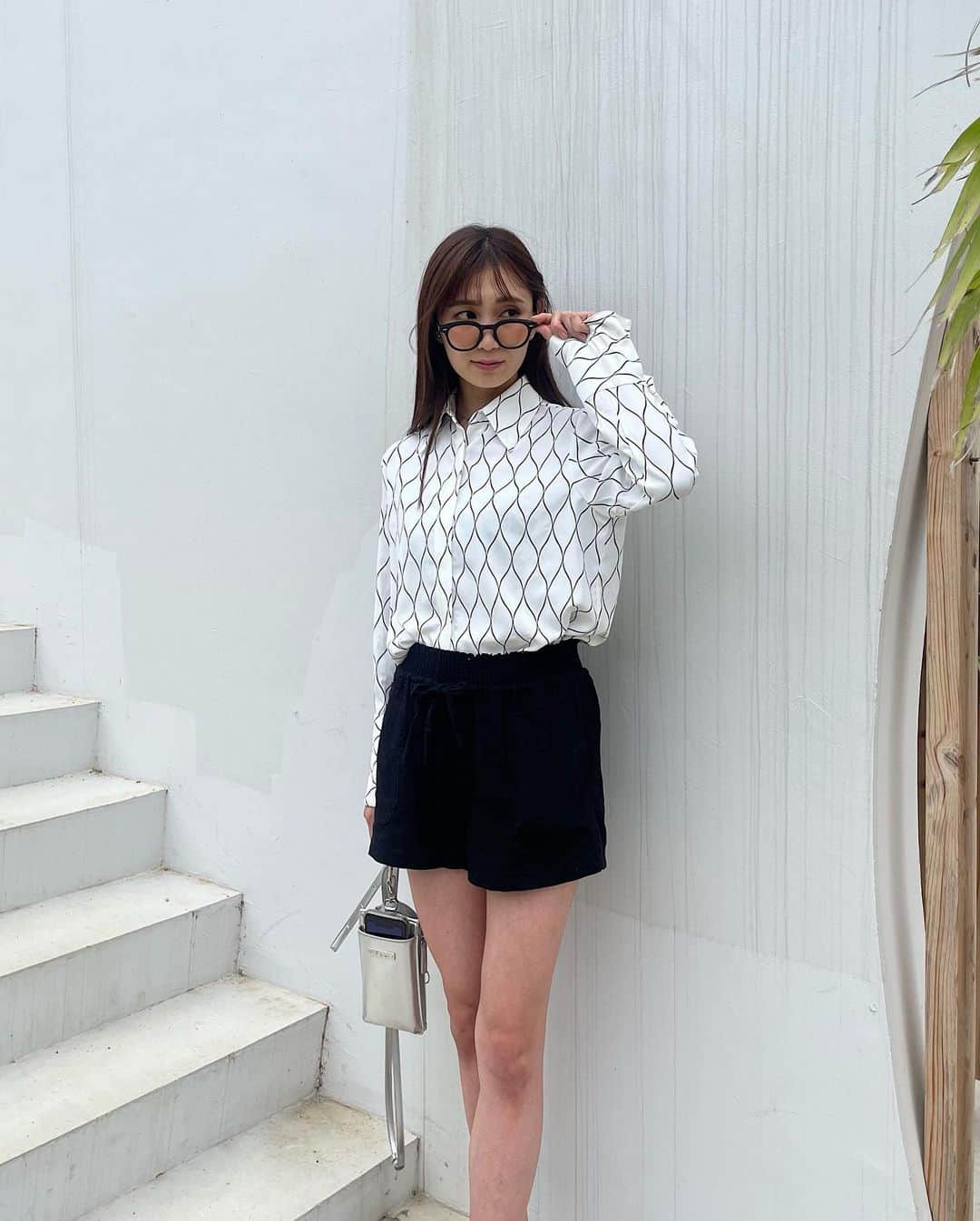 美有のインスタグラム：「: めずらしく、、旅に持って行った私服たち❤︎ 夏服が断然好きだなあ、  1枚目のシャツは  @grand.chariot___   この柄と素材が気に入っていて、春夏、そしてどんなシーンでも着られるので持っていくと便利🌞💛  simple is bestを色んなところで心がけている私 (心がけているというより好き) 持ち物も空間も着るものもシンプル、外側をシンプルにしておく意識は内側がぐるぐるとかけまわったときに落ち着きをくれる💛  悩んだら海に行きたくなったり、サ活したり、あえて静けさや何もないところに身を置くこと、みんなしているのでは？  studio be Uの空間もとってもシンプル、その分自分の身体や状態を見つめられるし、気付ける時間☺️」