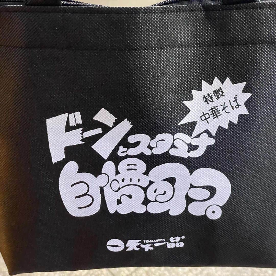 酒井雄二のインスタグラム：「天下一品の保冷バッグに感じる80s 番組のタイトルロゴとかによく用いられたテイストだなぁ… 何でもかんでもキレイなフォントの現代に、手描きのパンチは鮮烈。 #天下一品」