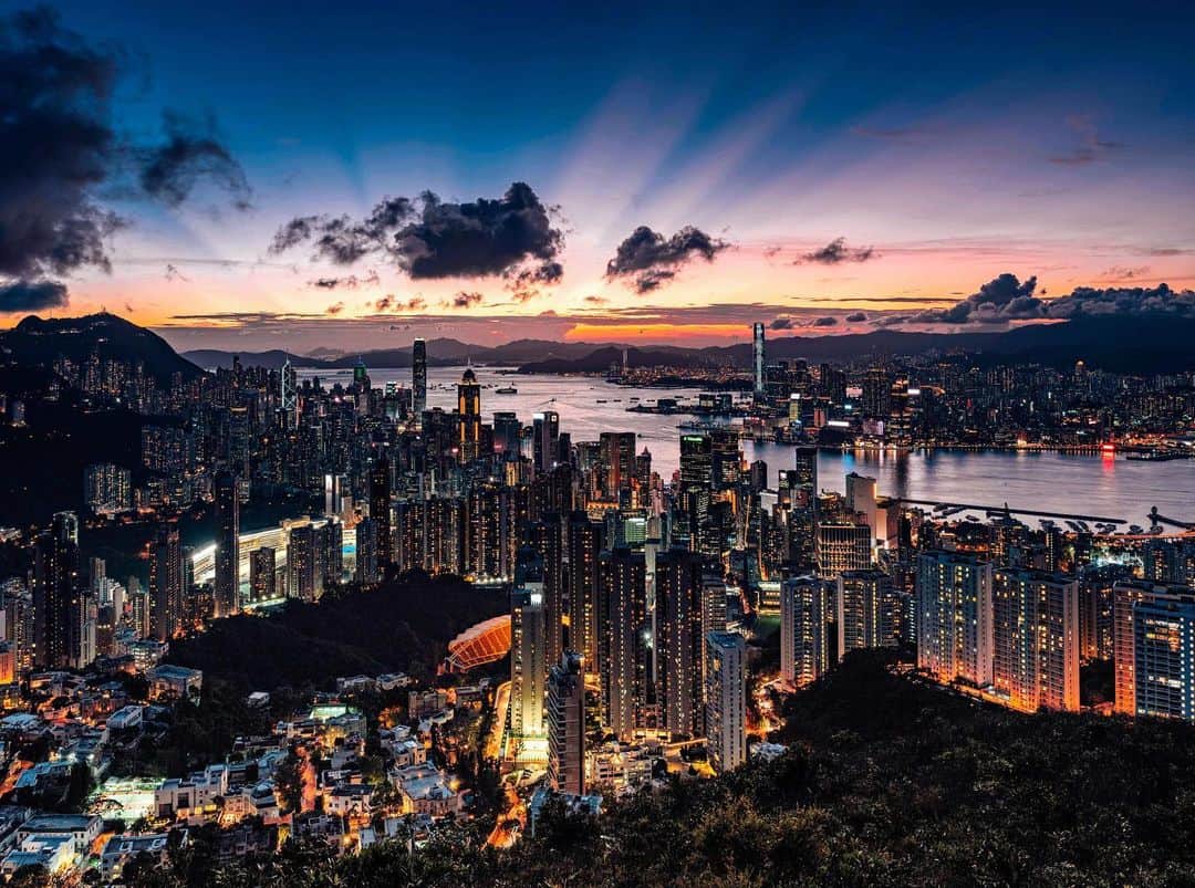 のインスタグラム：「Experience Hong Kong’s electric nightlife🌃 and discover a side of the city that comes alive after dark. Explore hidden alleys and streets that are bursting with character and charm, take in stunning views of the skyline from the mountains or coastline. With its unique energy and unforgettable beauty, Hong Kong at night is a must-see for any traveller seeking an adventure!😍  夜遊香港，感受城市嘅另一面！香港嘅夜晚散發住獨特嘅魅力🌃，摩天大樓以外，仲有好多充滿特色嘅小街小巷，等你嚟探索！不論喺山上俯瞰，定係沿住海岸線散步，維港靚景都唔會令你失望！😍  #HelloHongKong #DiscoverHongKong  🌃😍🌃😍🌃😍🌃😍🌃😍🌃😍🌃😍🌃😍🌃😍 Hong Kong welcomes you✈️! Now travellers can get ‘Hong Kong Goodies’ 🛍️vouchers including one FREE welcome drink🍸 in the hottest bars! Check out the details here: bit.ly/HelloHKgoodiesEN. Hope to see you all soon! 香港歡迎你✈️！而家遊客仲可以享用「香港有禮🛍️」消費優惠券，去得獎酒吧免費飲返杯🍸🍹！詳情請留意 bit.ly/HelloHKgoodiesTC」
