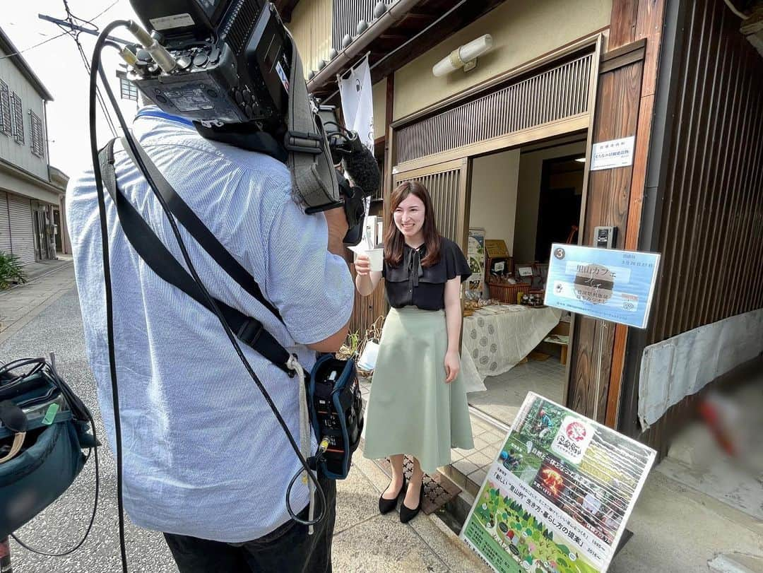 ウーデンジェニファー里沙さんのインスタグラム写真 - (ウーデンジェニファー里沙Instagram)「* 今日の『やさしいニュース』の 金どこ!?中継は、 貝塚市で今日から始まった コーヒーのイベントについて お伝えしました☕️✨  写真はリハーサル中の様子です🎥  趣のある古民家が並んでいたので、 緊張感がありながらも、 和やかな雰囲気でリハーサルが進みました。  写真に映っているのは、 ディレクターさん、音声さん、 カメラマンさんです😌 こちらの写真には映っていませんが、 現場にはもうお２人チームメンバーがいました🫶🏻  中継をご覧いただいた皆さま、 ありがとうございました！！  素敵な週末を💭  #テレビ大阪 #アナウンサー #ウーデンジェニファー里沙 #放送の舞台裏 #貝塚 #貝塚市 #古民家 #歴史的建造物 #大阪 #osaka #イベント #コーヒー #珈琲 #☕️」5月26日 19時56分 - wooden_jennifer_tvo_official