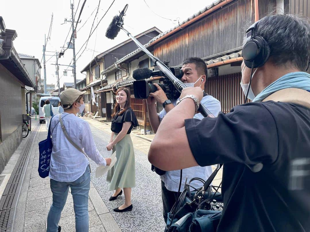 ウーデンジェニファー里沙さんのインスタグラム写真 - (ウーデンジェニファー里沙Instagram)「* 今日の『やさしいニュース』の 金どこ!?中継は、 貝塚市で今日から始まった コーヒーのイベントについて お伝えしました☕️✨  写真はリハーサル中の様子です🎥  趣のある古民家が並んでいたので、 緊張感がありながらも、 和やかな雰囲気でリハーサルが進みました。  写真に映っているのは、 ディレクターさん、音声さん、 カメラマンさんです😌 こちらの写真には映っていませんが、 現場にはもうお２人チームメンバーがいました🫶🏻  中継をご覧いただいた皆さま、 ありがとうございました！！  素敵な週末を💭  #テレビ大阪 #アナウンサー #ウーデンジェニファー里沙 #放送の舞台裏 #貝塚 #貝塚市 #古民家 #歴史的建造物 #大阪 #osaka #イベント #コーヒー #珈琲 #☕️」5月26日 19時56分 - wooden_jennifer_tvo_official