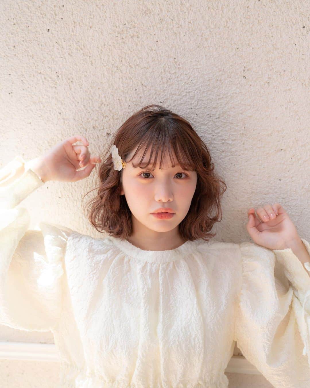 waco⭐️CHACOのインスタグラム：「🌈きりまるちゃんx CHACO🌈  もこもこお花クリップ 2色 (ピンク・ホワイト ) ¥3630円(税込) 　(￥3300 税抜)  しっかり留まる大きめクリップ。 ふわふわ雲のような形に優しい色合いのお花が入っています。  樹脂の中に入っているお花 ピンク　：ピンクかすみ草、ホワイト紫陽花、 ホワイト：スターチス  サイズ：直径約9cm 素材：樹脂、鉄  ＿＿＿＿＿＿＿＿＿＿＿＿＿＿  販売期間 5月26日(金)20:00 〜 6月2日(金) 23:59 販売場所 CHACO ONLINE SHOP お届け 7月下旬予定  ＿＿＿＿＿＿＿＿＿＿＿＿＿＿ ㅤㅤㅤㅤㅤㅤㅤㅤㅤㅤㅤㅤㅤ 購入特典 ①先着200名様にステッカー1枚プレゼント ②1件のご注文につきメッセージポストカード1枚プレゼント (ポストカードのデザインは3種類。デザインはお選びいただけません。ランダムでおつけいたします。)  ＿＿＿＿＿＿＿＿＿＿＿＿＿＿  コラボ商品 ●ころころお花リング ¥1980(税込) 3色 ●ゆらゆらお花アス&イヤリング ¥3520(税込) 3色 ●クリアお花ミニコーム　¥3520(税込) 　2色 ●お花ミニクリップ2個セット ¥1760(税込) 2色 ●原石風お花ピアス＆イヤリング ¥2860(税込) 2色 ●もこもこお花クリップ ¥3630円　(税込) 2色  ＿＿＿＿＿＿＿＿＿＿＿＿＿＿  Model @kirimaruuu  Camera @eiko_chaco  Hairmake @michikononaka  Stylist @chikasugimo__  Directions @wacochaco  ＿＿＿＿＿＿＿＿＿＿＿＿＿＿  ・ブラウス @ezick.ec.official  ・ブラウス @sahara_japon ・スカート @enas.wd  ＿＿＿＿＿＿＿＿＿＿＿＿＿＿」