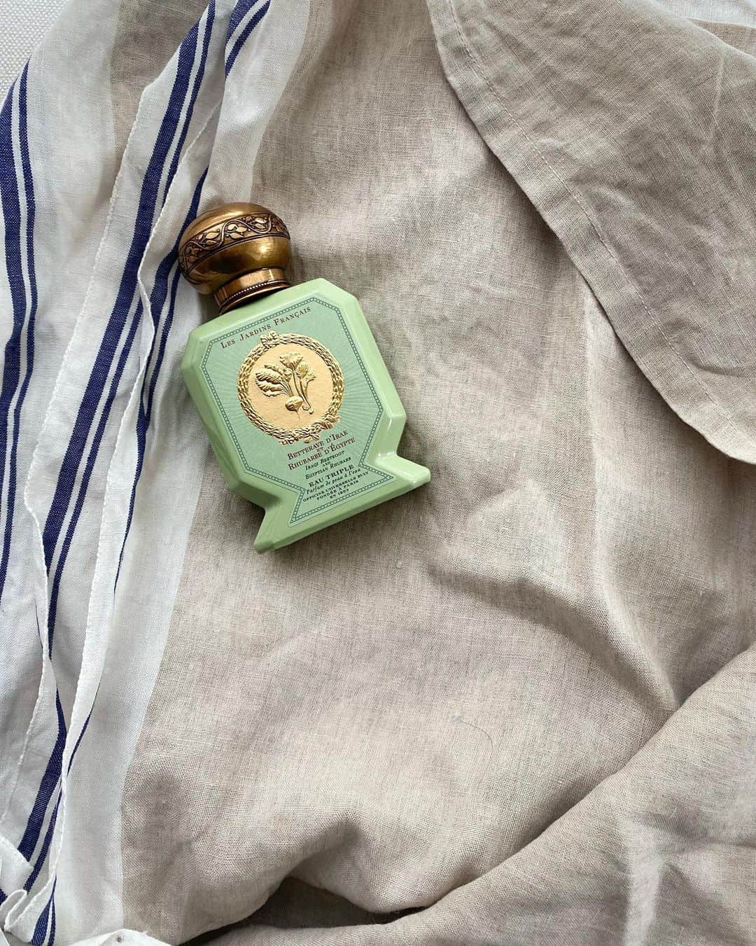 のインスタグラム：「OFFICINE UNIVERSELLE BULY から、自然界を祝福する6つの香りが発売されました✨  はじまりはアンティークショップにコレクションされていた、19世紀の園芸学校の種が詰まった小箱との出会い。  菜園特有の驚きとワクワクが詰まった6つの香りのバリエーションは、18-19世紀の植物学者の情熱と好奇心も詰まっているよう🌿  トマトと赤すぐり、キャロットとスイートポテト、バーベナとバジル、クレソンとパセリ、ルバーブなど、旬の収穫を迎えた庭、耕されたばかりの土の匂い、水辺や太陽の高揚感…。  どれもフレッシュでサプライズのある香りに悩みながら、私が選んだのは”エジプシャンルバーブ”。それはビュリーオーナーのヴィクトワール・ドゥ＝タイヤックさんのお気に入りでもあるそう。  水性香水はミルキーで肌も潤う感じも嬉しい。  5月26日から代官山猿楽町店と神戸店にて先行販売。6月15日から全国発売。  @officine_universelle_bulyjapan  #officineuniversellebuly #ビュリー #オフィシーヌユニヴェルセルビュリー #水性香水#レジャルダンフランセ・ドゥオフィシーヌユニヴェルセルビュリー」