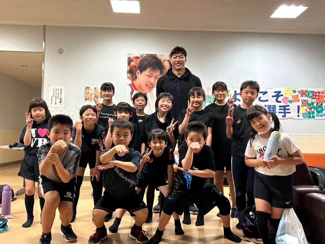 清水邦広さんのインスタグラム写真 - (清水邦広Instagram)「福井高校、 スポーツ小バレに顔出してきました！ みんな一生懸命頑張ってました！！  甥っ子も頑張ってた！  俺もがんばろ！  #福井高校 #啓明小学校 #バレーボール」5月26日 19時59分 - gorikuni0811