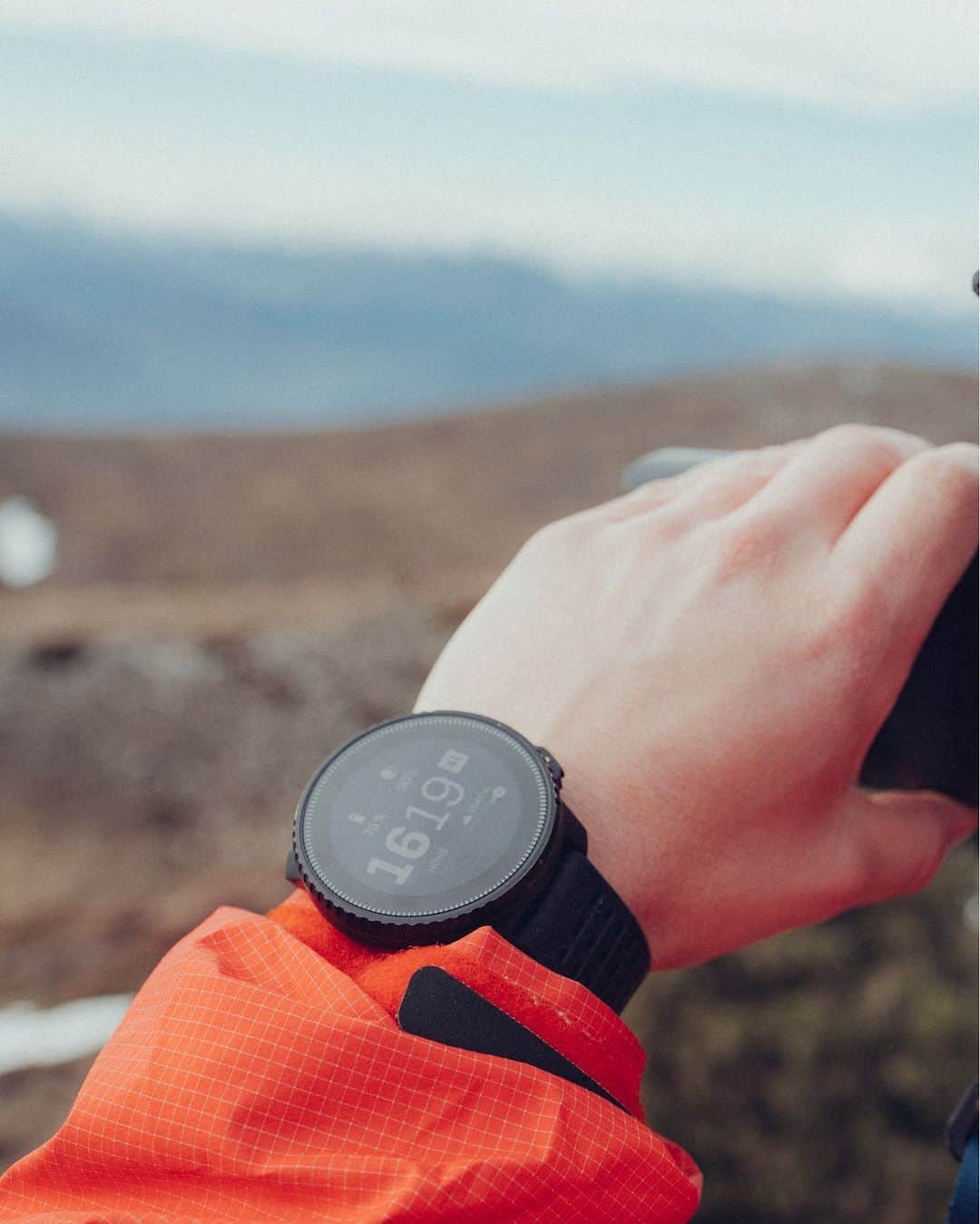 Suuntoさんのインスタグラム写真 - (SuuntoInstagram)「Choose a watch that complements your personal style! Did you know that Suunto Vertical is available with two different watch moduls (dark grey titanium and all black stainless steel) and four different strap colors each modul? You can as well use any of the existing 22mm wide Suunto straps to make the watch look like yours.   🔺Check out suunto.com or your closest store to spice up your style.   #SuuntoVertical #Suunto #AdventureStartsHere」5月26日 20時00分 - suunto