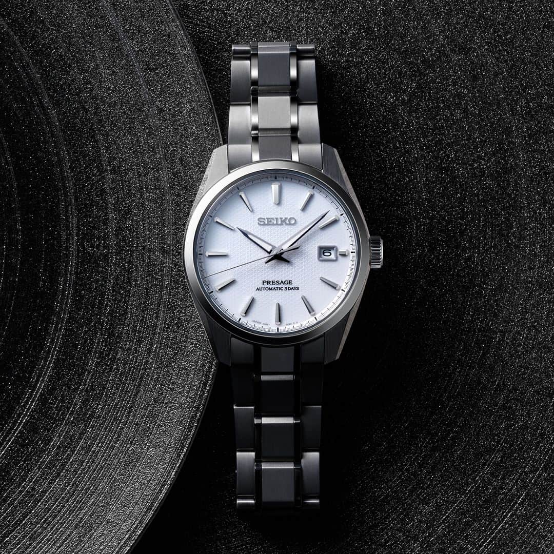 のインスタグラム：「＜セイコー プレザージュ＞ Sharp Edged Series  洗練された日本の美意識を表現するSeiko Presage Sharp Edged Seriesより、ブランド初となる、3日間(約72時間)のロングパワーリザーブ性能を備えるメカニカルムーブメントを搭載したモデルが登場。  ダイヤルにはシリーズの特徴である「麻の葉紋様」が施されています。秒針の先端を曲げ、デュアルカーブサファイアガラスを採用することにより、ケースの厚みを抑え、腕元をスマートに演出します。ケースとブレスレットには、肌に優しく軽量なチタン素材を使用。快適な着け心地を追求しました。  Ref：SARX115 165,000円（税込）  #sarx115 #seiko #presage #seikopresage #sharpedgedseries #セイコー #プレザージュ #watch #watches #automatic #6r55 #watchfan #madeinjapan #腕時計 #チタン」