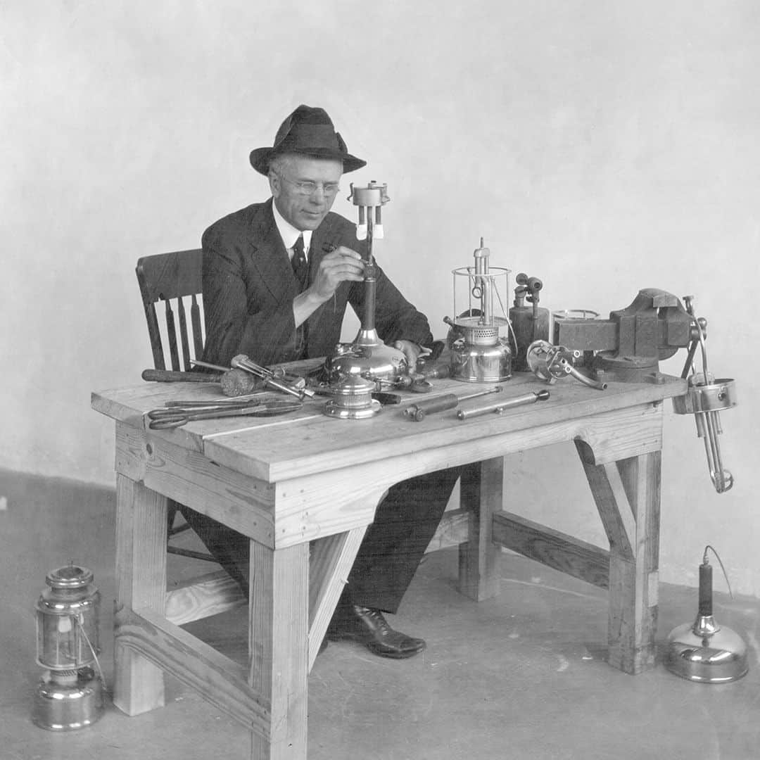 Coleman Japanのインスタグラム：「【コールマンのはじまり】  今から124年前の1899年、アメリカで一般家庭の照明といえば、まだまだオイルランプが主流だった時代のこと。  法律を学んでいた若きW.C.コールマンは、ひどい弱視に悩まされていました。そんな彼の運命を大きく変えることになったのが、偶然見つけた一つのランプ。  「エフィシェント（有能な）」と呼ばれるそのランプは、家のランプとは比べものにならないほど光り輝き、夜の暗闇を明るく照らしました。人に文字を読んでもらうほどだったコールマンですが、このランプの下では小さな文字まではっきりと読むことがでたのです。  このランプに感動した彼は、翌年からランプのレンタル業をスタートさせます。“機能しなければ支払い不要”というユーザーフレンドリーなスローガンを掲げ、徐々に人々の信頼を得ていきました。  そして、1901年、自らが生まれ育ったカンザス州ウイチタを本拠として会社を立ち上げることになります。アウトドアブランド『コールマン』のはじまりです。  彼が見つけた一つの小さな明かりは、今では世界中のアウトドアシーンを明るく照らしています。  ※写真は自ら製品をメンテナンスするW.C.コールマン  ・  #1901 #灯そう #灯そうコールマン #Lantern #ランタン #Coleman #コールマン #WeAreTeam #マイチームコールマン #Camp #キャンプ #Outdoor #アウトドア」