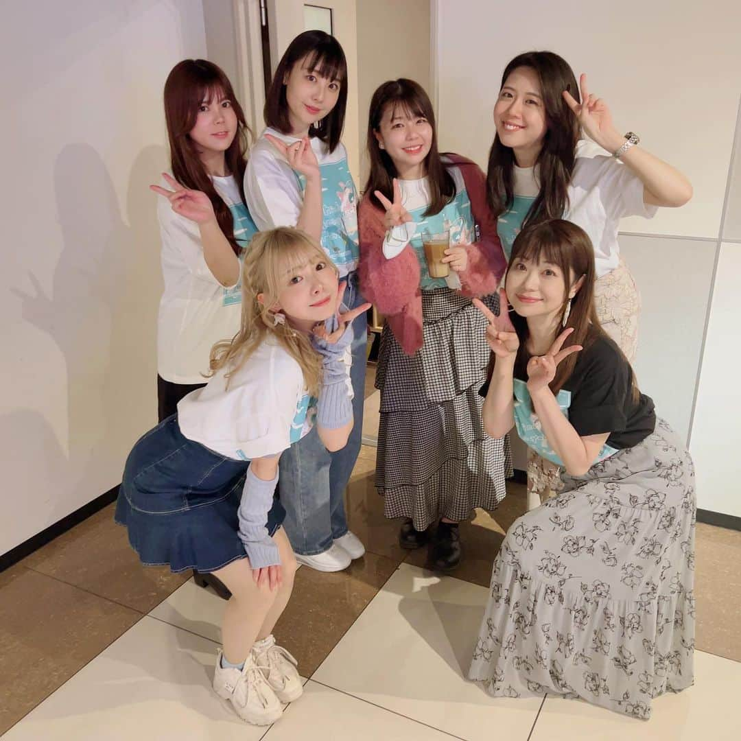 水野愛日のインスタグラム：「5月14日（日） Sayaka Akaike Birthday Event  第一部MCとして参加させていただいて来ました😊  この日の主役、赤池紗也加ちゃんが、もー！とにかく可愛かったし🥰 ゲストの女の子たちも、紗也加ちゃんのリアル高校時代の同級生だったりでめちゃくちゃ仲良くて、  スタッフの皆さんも お客さん皆さんも  本当にあったかく、 心がポカポカするようなイベントでした☺️🔆  参加できて良かった💖  初MCも、なんとかなった……かな？  可愛くて狙ってたイベントTシャツも貰っちゃったし😆 第2部ライブのリハーサルも、見学させてもらってきました😆💓  あらためててぃんかちゃんおめでとう🎊 ますます素敵な歳になりますように☆。.:＊・゜   #赤池紗也加   #赤池紗也加生誕祭2023」