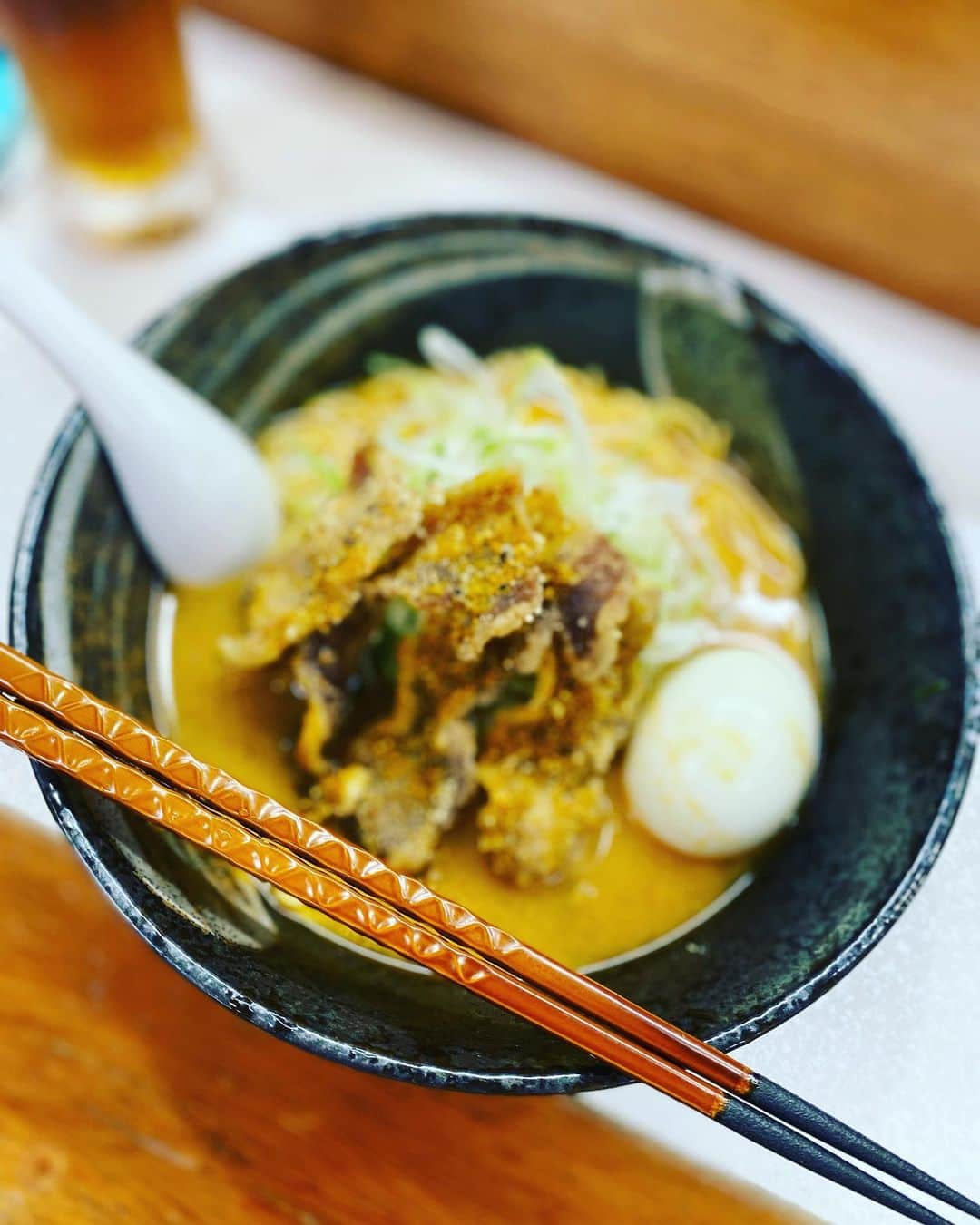 三谷晶子さんのインスタグラム写真 - (三谷晶子Instagram)「意外なところにある夜ラーメン🍜🌉🍜 ラストオーダーAM3時までらしい。 おすすめ！  #奄美大島  @syucinikurin」5月26日 20時01分 - akikomitani