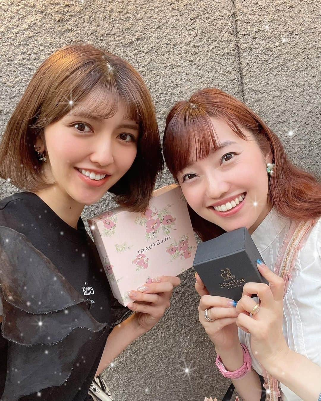 愛水せれ奈のインスタグラム：「. たなち🪐(#奏音雅 さん)とまゆちゃん🌟(#星蘭ひとみ さん) からお誕生日プレゼント🎁いただきました💓 2人で選んでくれたみたいで、本当に心優しい後輩ちゃん達です✨😭✨ 今回、まゆちゃんは逢えなくて残念でしたが😖💦 次逢える機会を楽しみにしております✨🥹✨ 本当にありがとう❤️ . . #100期生 の方 @tiara_m_chan #101期生 の方」