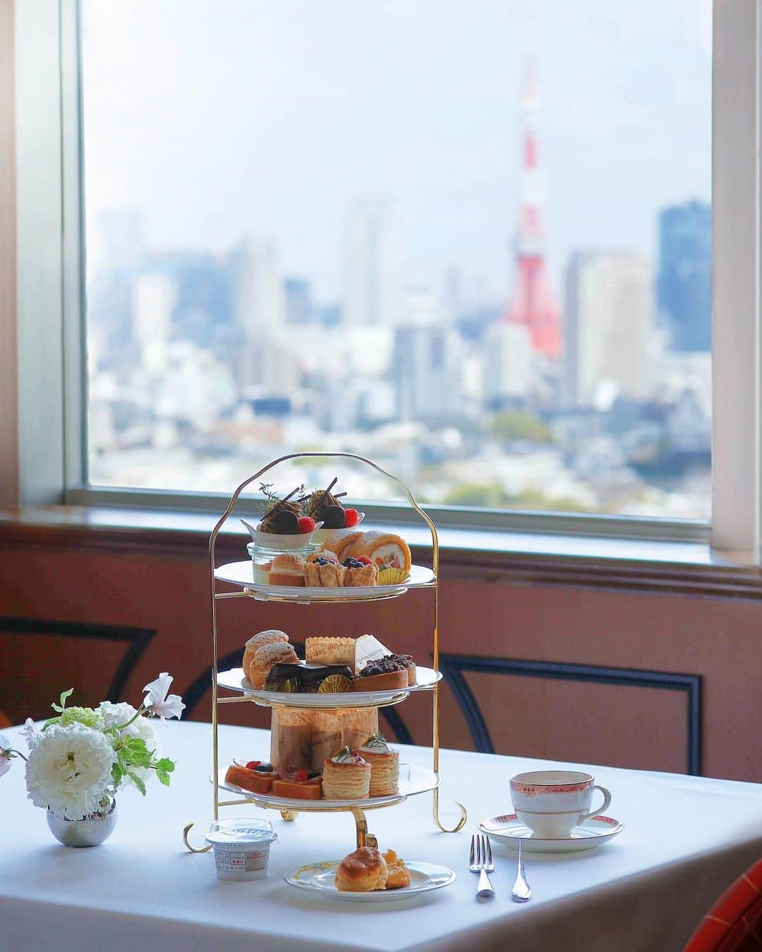 THE WESTIN TOKYO | ウェスティンホテル東京さんのインスタグラム写真 - (THE WESTIN TOKYO | ウェスティンホテル東京Instagram)「フレンチレストラン「ビクターズ」では、ホテル最上階で楽しむ『Stellar Afternoon Tea at the Top（ステラーアフタヌーンティーアットザトップ）』を6月1日(木) ～7月31日（月）の期間限定で開催します✨ 1階「ザ・ラウンジ」で提供してきたアフタヌーンティーから人気のスイーツばかりを取り揃えた華やかなアフタヌーンティーは、遮るもののない東京の眺めとともにお楽しみいただけます。初夏をイメージした『ソルティーソーダ』を含む13種類のドリンクは、お好きなだけお召し上がりください。 詳細はプロフィールのリンクより    Available in June and July only, enjoy an elegant afternoon with a view at Victor’s atop the hotel with our Stellar Afternoon Tea At The Top experience.  Featuring a bespoke selection of the most celebrated sweet delights from our signature hotel afternoon tea collections, this special tea set is guaranteed to delight with the ever-popular baked rare cheese cake, nutty pistachio Mont Blanc and more - enjoy an elegant pastime with friends with the breathtaking view of the Tokyo skyline. Reserve now via our bio link     #ウェスティンホテル東京 #ウェスティン東京 #アフタヌーンティー #ケーキ #デザート #スイーツ #甘党 #フルーツ #ホテル #ティータイム #WestinTokyo #westin #afternoontea #hightea #hotel #dessert #afternoontea #teatime」5月26日 20時02分 - westintokyo