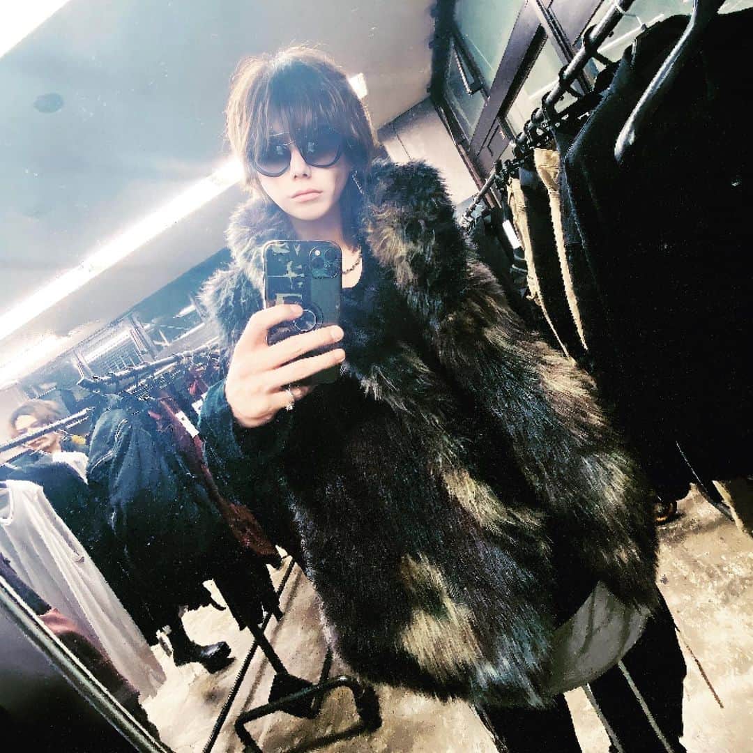 太田和樹／かずちぇるのインスタグラム：「JULIUSの2024PRE  ファーベスト可愛すぎ🧥 いつも何買ったか忘れるから オーダーしたの忘れん様に 写真載せとく。笑  #JULIUS #julius_7 #julius_7_julius #ユリウス #2024awcollection #2024prespring  #展示会 #PRADA #pradasunglasses」