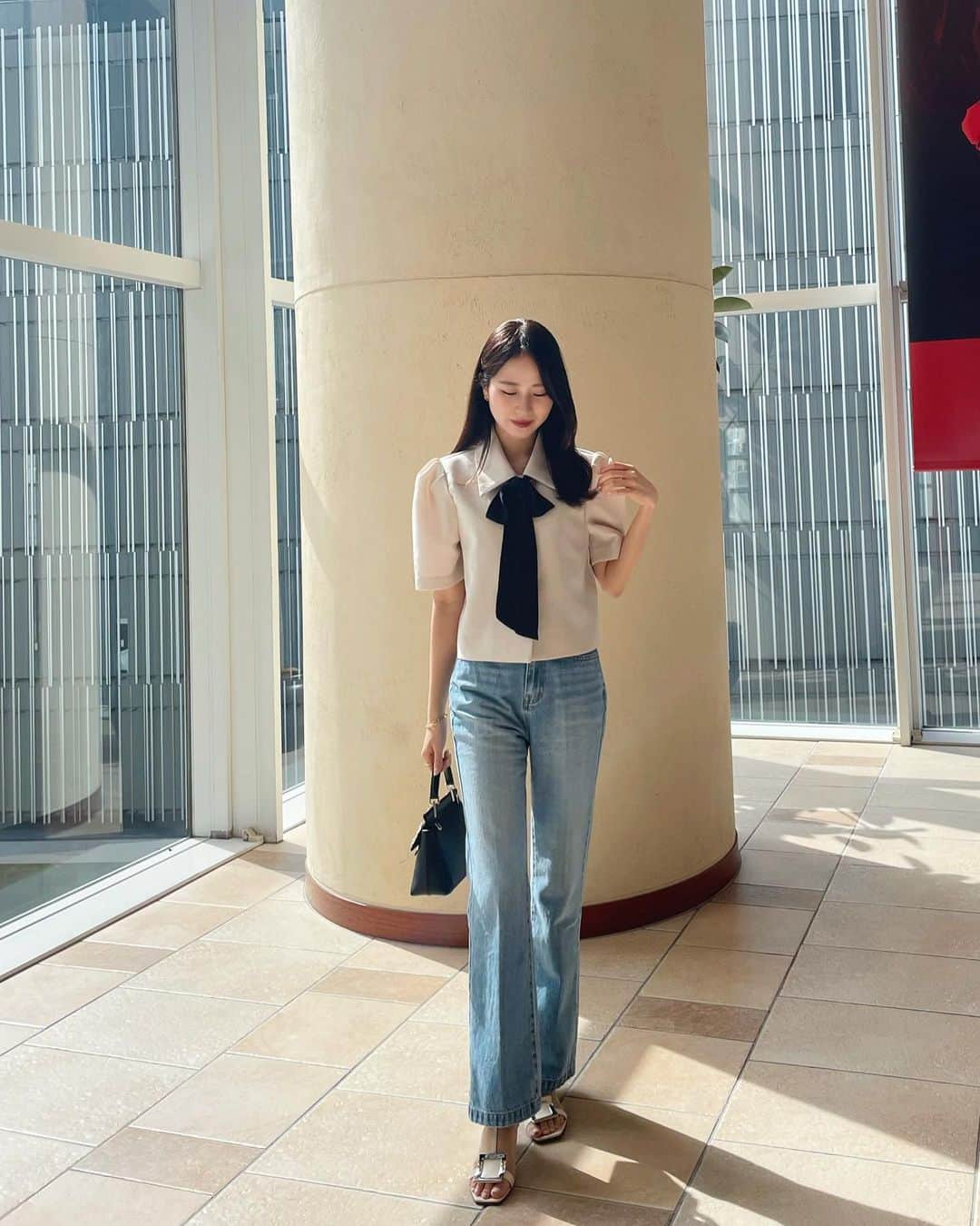ハンナミのインスタグラム：「🌞✨💛  新作リボンパフスリーブジャケットは ブラウス風としても着れるんです♪  私はショートパンツかデニムを合わせるのがすき 🫶🏻  今夜21:00- 新作発売startです ˎˊ˗  @eneu.official」