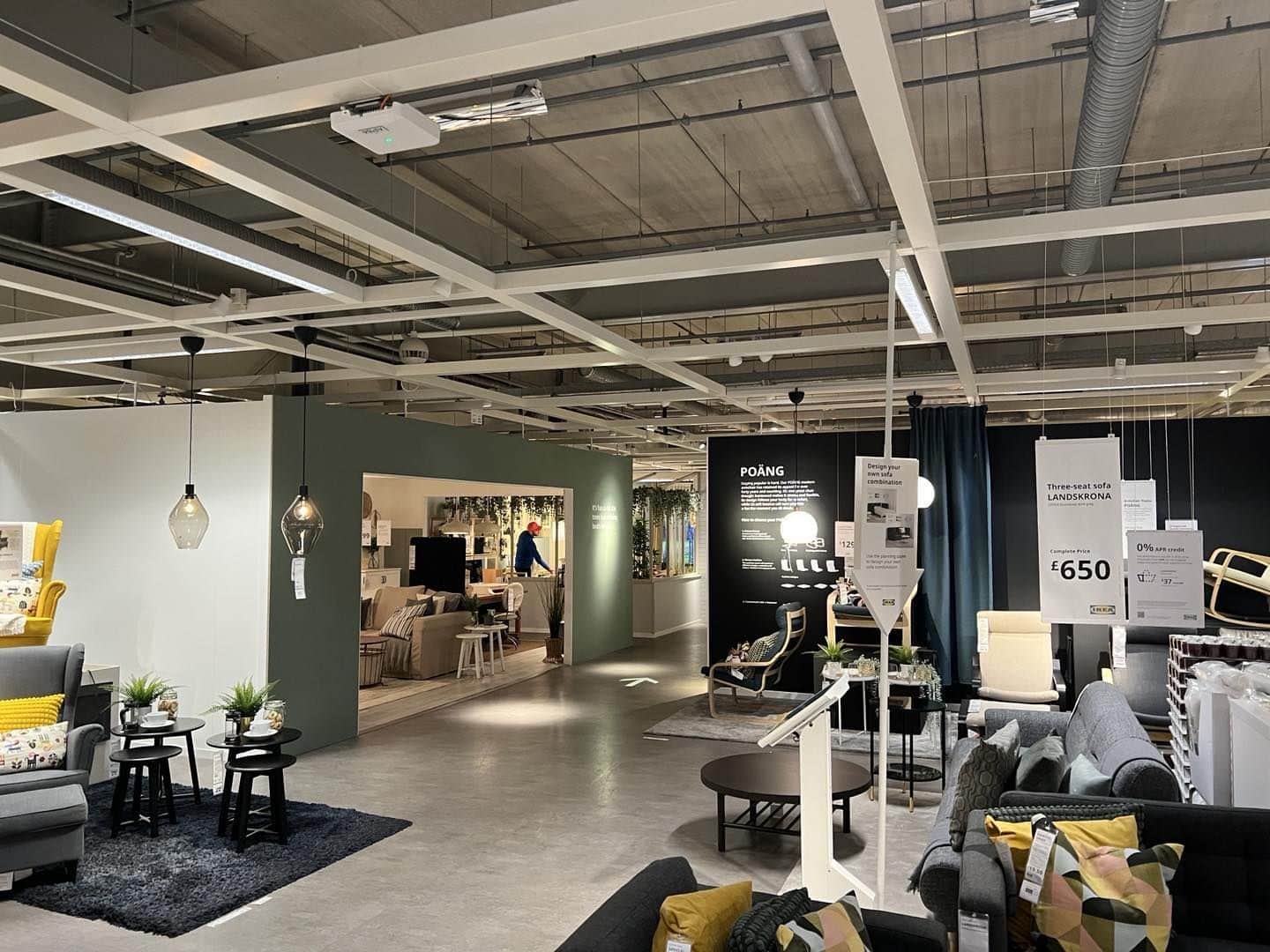 ポール・”ボーンヘッド”・アーサーズのインスタグラム：「In ikea, anyone need a smördborgfürdlœnger ?」