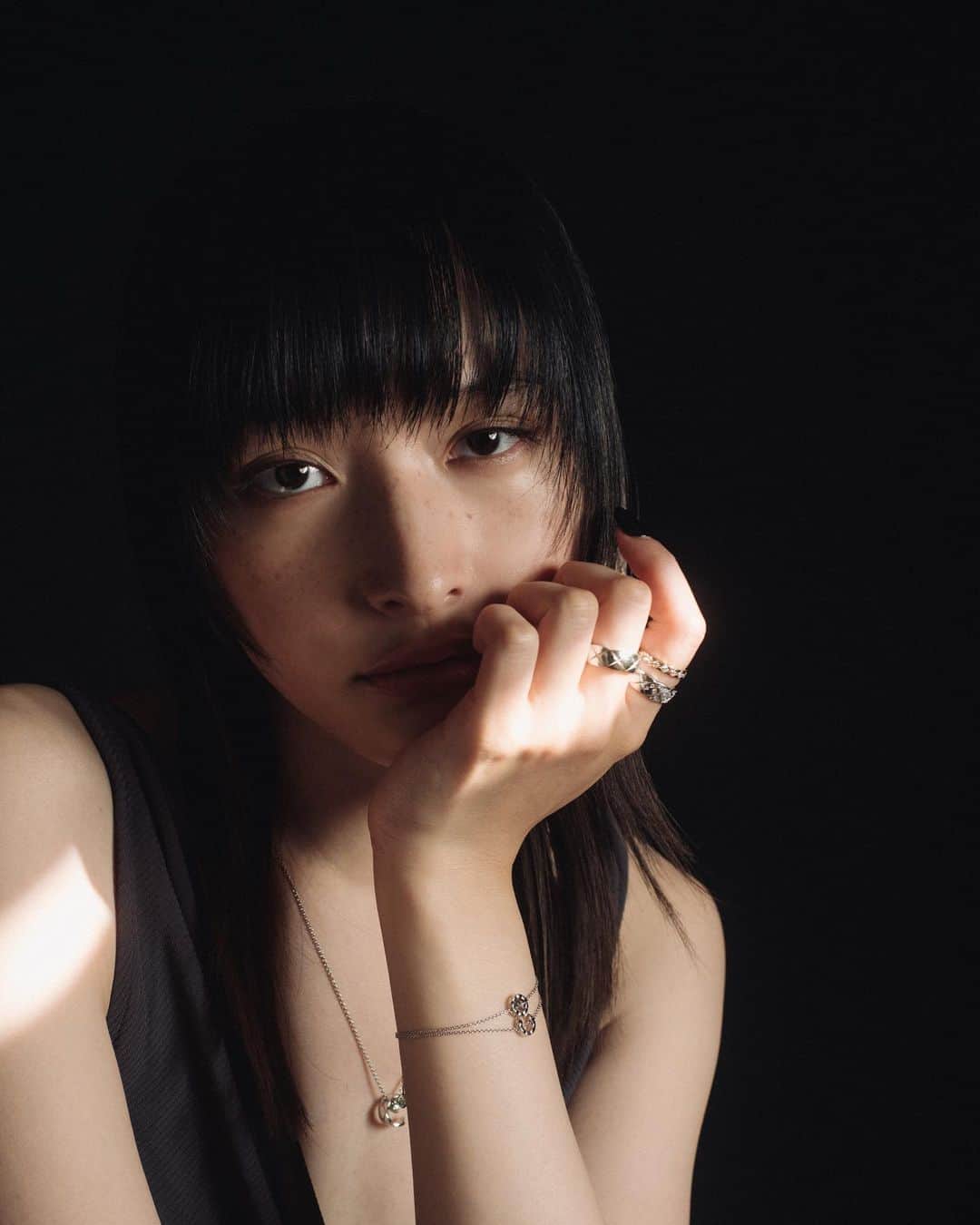 ハンナ・チャンのインスタグラム：「My mood, my instinct, my way. With Coco Crush, I'm constantly pushing my creative boundaries.  #CocoCrush #CHANELFineJewelry @chanelofficial」