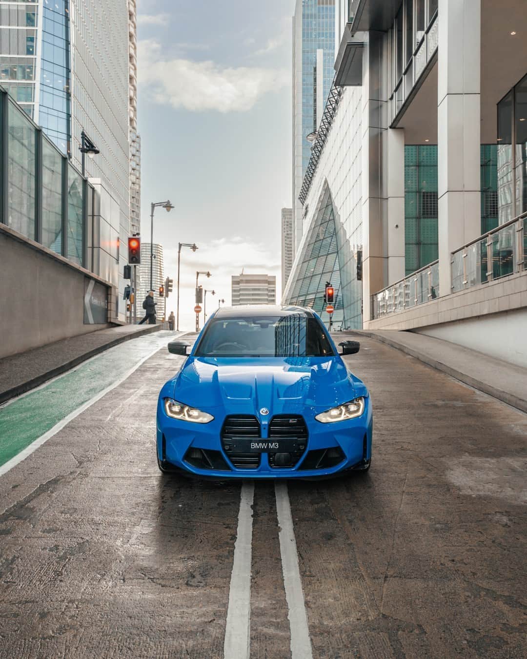BMWさんのインスタグラム写真 - (BMWInstagram)「City livin' in London town 🏙️  BUT what is the best city to cruise through? ⬇️ 📸: @lukem.media @bmwparklane #BMWRepost   The BMW M3 Competition Sedan. #THEM3 #BMWM #M3 #BMW #MPower __ BMW M3 Competition Sedan: Combined fuel consumption: 9.8 l/100 km. Combined CO2 emissions: 224–223 g/km. All data according to WLTP. Further info: www.bmw.com/disclaimer」5月26日 20時05分 - bmw
