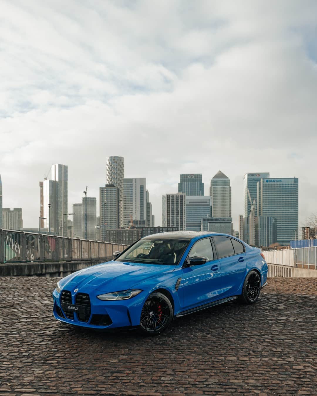 BMWのインスタグラム：「City livin' in London town 🏙️  BUT what is the best city to cruise through? ⬇️ 📸: @lukem.media @bmwparklane #BMWRepost   The BMW M3 Competition Sedan. #THEM3 #BMWM #M3 #BMW #MPower __ BMW M3 Competition Sedan: Combined fuel consumption: 9.8 l/100 km. Combined CO2 emissions: 224–223 g/km. All data according to WLTP. Further info: www.bmw.com/disclaimer」