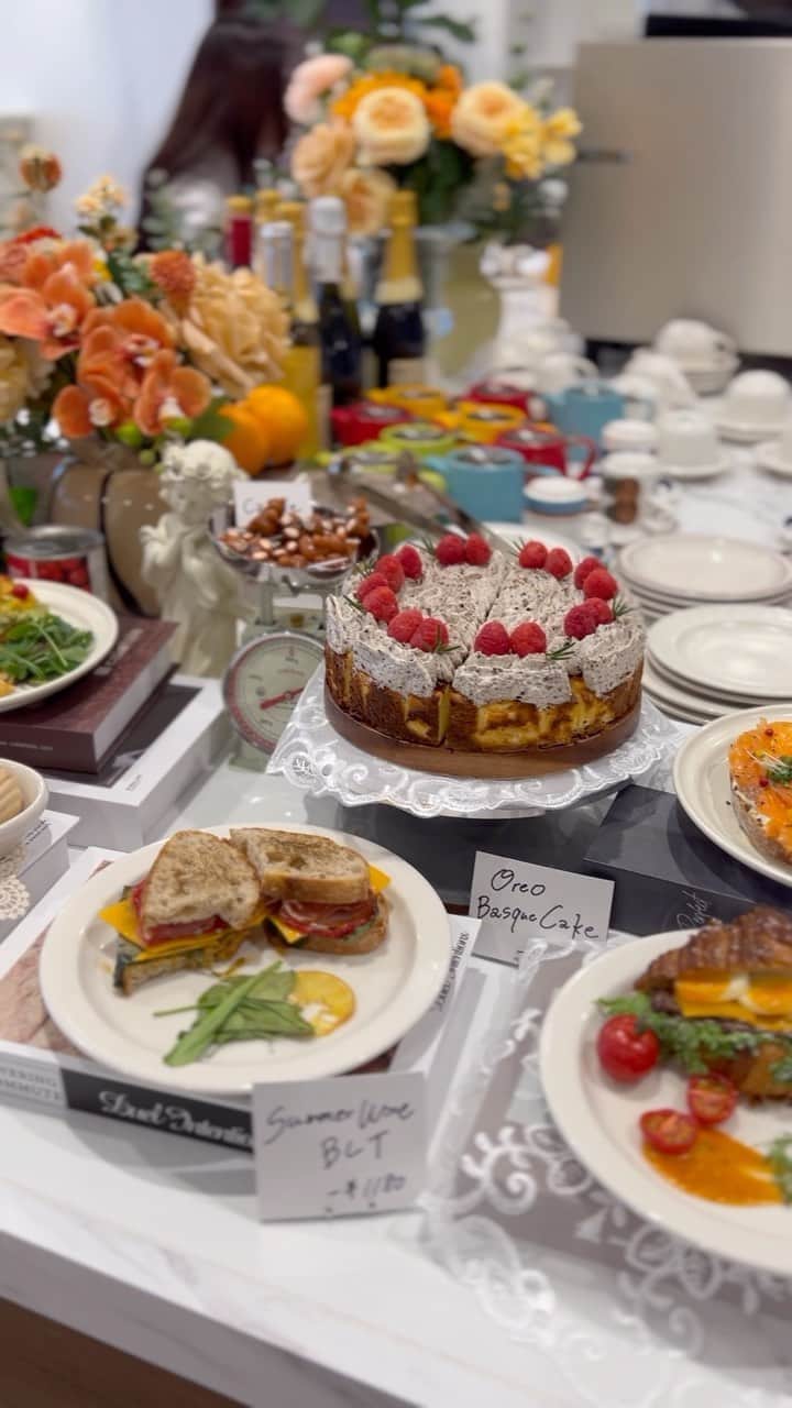 のインスタグラム：「韓国に来た気分になれる 堀江にあるお店でモーニング🥐🍷 @summerwine_japan  おしゃれすぎる空間。まるでソウル🇰🇷 お店の名前の通り朝からワイン飲めます🍷🤭 9:00〜19:00まで空いてるのは嬉しいね🌞🩷 今度はデザートタイムに行ってみたい！！ この日のワンピースは　@anne2018_official 🖤 #summerwine #韓国カフェ#堀江カフェ #ソウルカフェ」