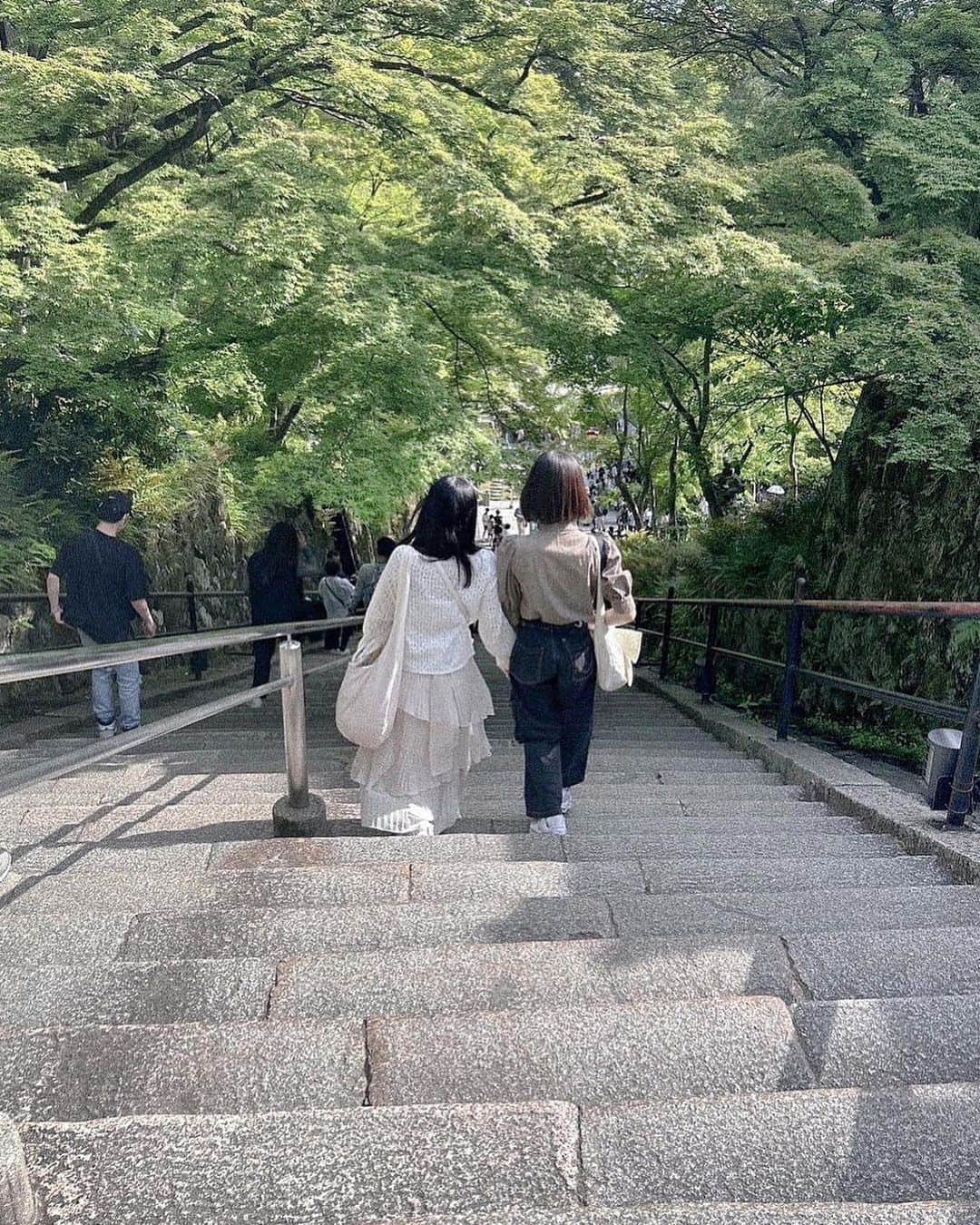 尾木波菜のインスタグラム：「京都 ︎︎📷  人生初の清水寺、京都は素敵な場所すぎました… (名探偵コナンの新一と蘭の修学旅行のイメージが強くてずっと行ってみたかったのでテンション爆上がりでした!! 今度は秋に行きたいです)」