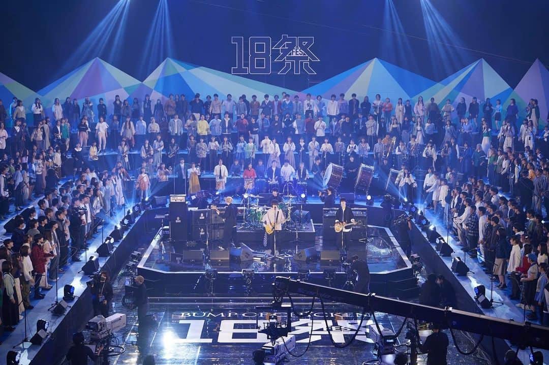 BUMP OF CHICKENのインスタグラム：「NHK『BUMP OF CHICKEN 18祭(フェス)』で放送された「窓の中から」の演奏シーンが公開されました。1004人でのパフォーマンス、是非ご覧ください！https://youtu.be/4KUOpP6F-oA  Photo by @yoshiharuota  #BUMPOFCHICKEN18祭 #窓の中から」