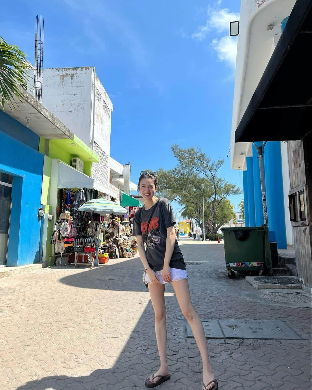 谷内咲季さんのインスタグラム写真 - (谷内咲季Instagram)「. . . イスラ・ムヘーレス🌴🐠 ザ！メキシコ！って感じの商店街 カラフルで可愛かった〜🇲🇽 . . . #カンクン #メキシコ #イスラムヘーレス #cancun #mexico #新婚旅行#honeymoon #シンプルコーデ#韓国コーデ #レディースファッション #데일리룩 #오오티디#긴머리#미용실#大人カジュアル  .  . .」5月26日 20時12分 - saki.tnuc