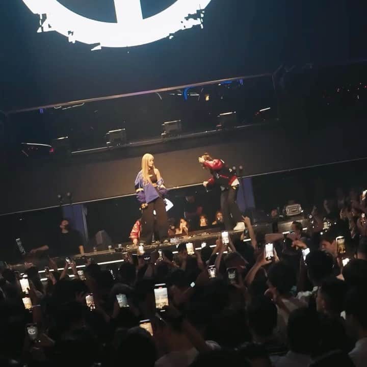 のインスタグラム：「COLD LIKE SNOW is finally out now with my friends 🔥YELLOW MOTHER FUCKING CLAW🔥」