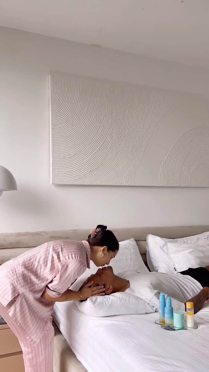 Jennifer Bachdimのインスタグラム：「I do this everyday to my husband @ibachdim (NOT 😅) Special treatment for my love because he loves my @sascofficial SMART SKINCARE which is gender neutral .  Aaand it’s even suitable for children above 12 years old! Powered by plants and natural ingredients, my favorite is the Geranium scent that is super relaxing.  Also, SASC is committed to support local communities. With every purchase, you have supported SASC’s warrior program. Learn about their causes at www.sascofficial.com  #OwnYourGlow #IamSASC #BeautyWithACause #SASCxJenniferBachdim」
