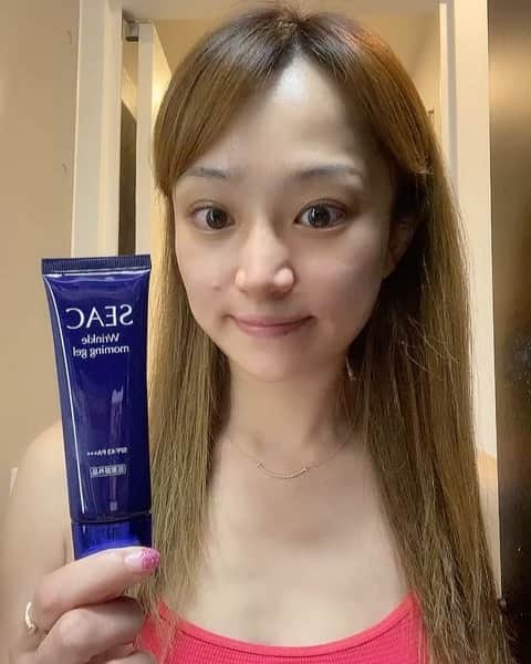 葵ゆりかのインスタグラム：「シワ改善効果が認められた有効成分ナイアシンアミドを配合した、 これ一つでシワ改善ができるオールインワンです。 朝用と夜用に分かれていて シワ改善、化粧水、乳液、美容液、クリームの他に 朝用は、化粧下地、おしろい効果、日焼け止め 夜用は、パック、リペアクリーム の機能があり、とても楽チンにスキンケアできちゃいます。 朝も夜も、洗顔後のお肌に塗るだけ！ テクスチャーも、べたつかず、伸びも良く、塗りやすいです。 いつまでもシワのない肌でいたいので、毎日使い続けます。 おすすめのスキンケア用品です！  #シーク肌 #SEAC #シークシワ改善オールインワン #pr　#シワ改善　#美容　#スキンケア　#beauty」