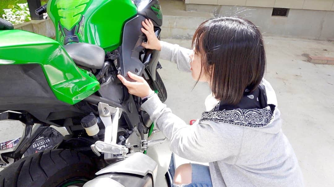 内山ミエさんのインスタグラム写真 - (内山ミエInstagram)「YouTube動画にて🫠初めてのバイク解体作業‼️  無事にカウルもハマって、配線はカバー付けるの忘れちゃったけど、雨の日に乗るわけじゃないから追々機会があれば付け足そっ🎶  まぁ言うてたいした距離行かないけど、充電できる心強さ感はハンパない_( ˙꒳​˙ _ )ﾁｮｺﾝ♡   このパーカーはカワサキプラザさんで前にGetしてました♡ @kawasakiplaza_niigata   かわさき😍😍😍なんかカワサキグッズもまた欲しいなぁ😙  #kawasaki #バイク女子  #z250  お問い合わせ先が出来ました☺️ 【お仕事のご依頼は📩】 info@uchiyamamie.com」5月26日 20時18分 - mieuchiyama