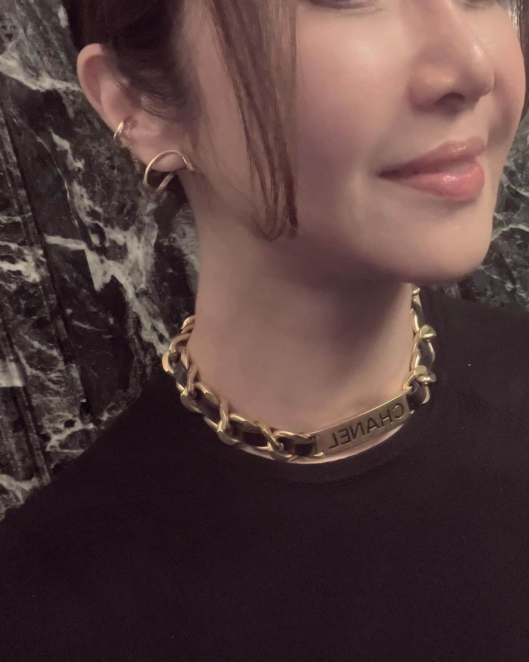 川島幸美のインスタグラム：「昔々コレクションしてたCHANELアクセ❤︎ 久々に気分だったからコーデにプラス😉  20数年眠っててヴィンテージになってた....」