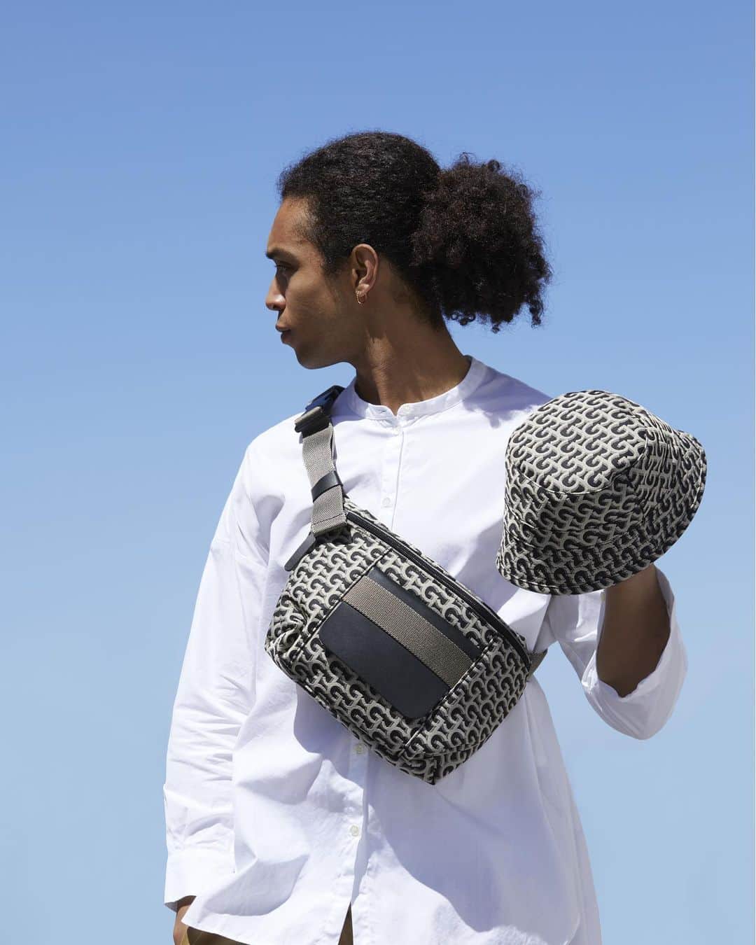 ジャックゴムのインスタグラム：「Le monogramme JACK GOMME en sac ou accessoire, pour homme ou pour femme, disponible en deux coloris sur jackgomme.com   #JACKGOMME #SS23 #summercollection #bags #accessories #madeinfrance #monogramme #jacquard #summer」